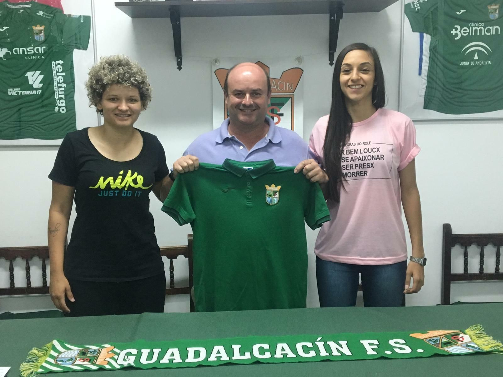 Angelia y Jackeline, junto a Paco López Marchán, vicepresidente del Guadalcacín FSF
