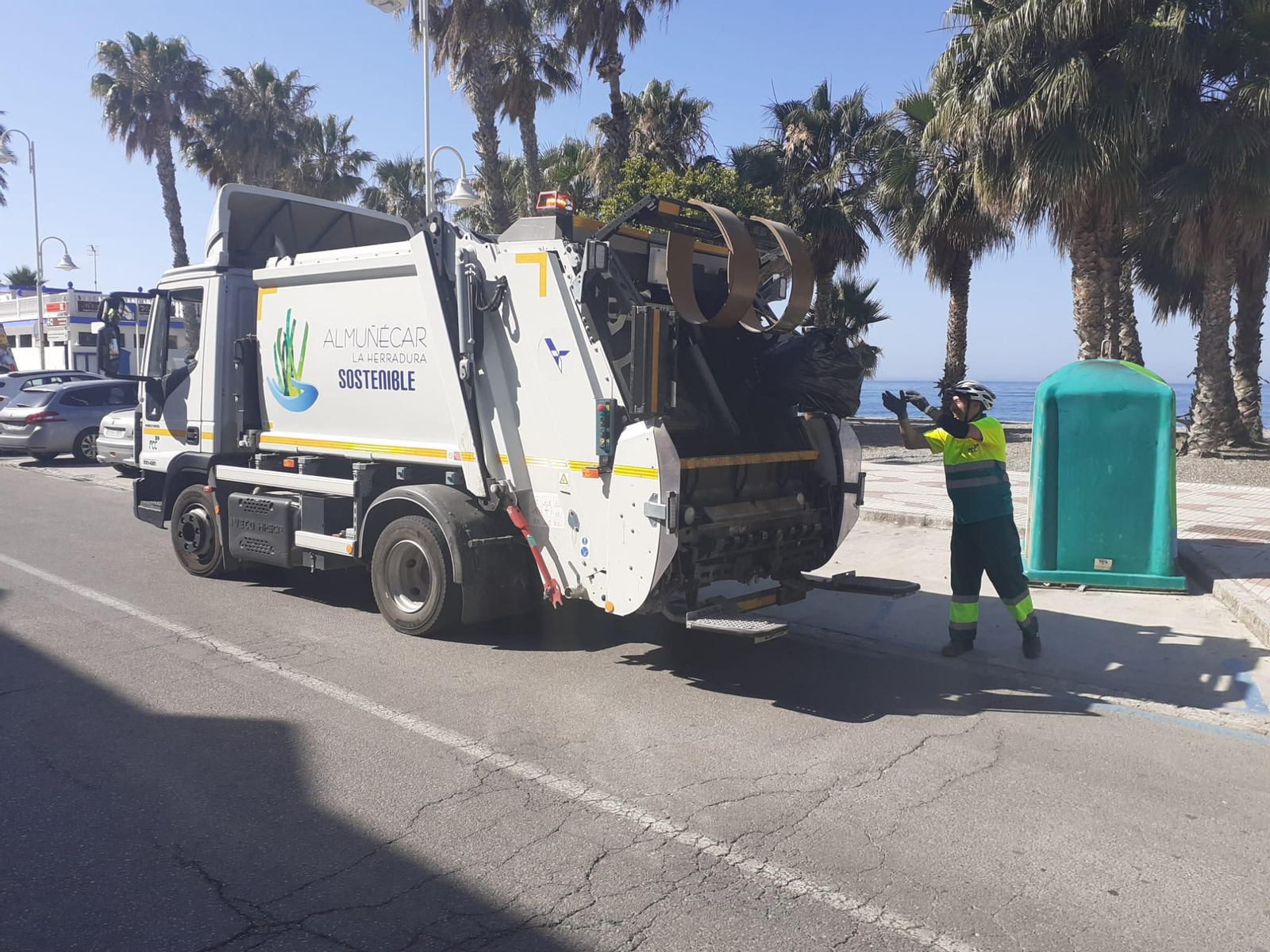 Un trabajador municipal realizando la recogida de basura en Almuñécar
