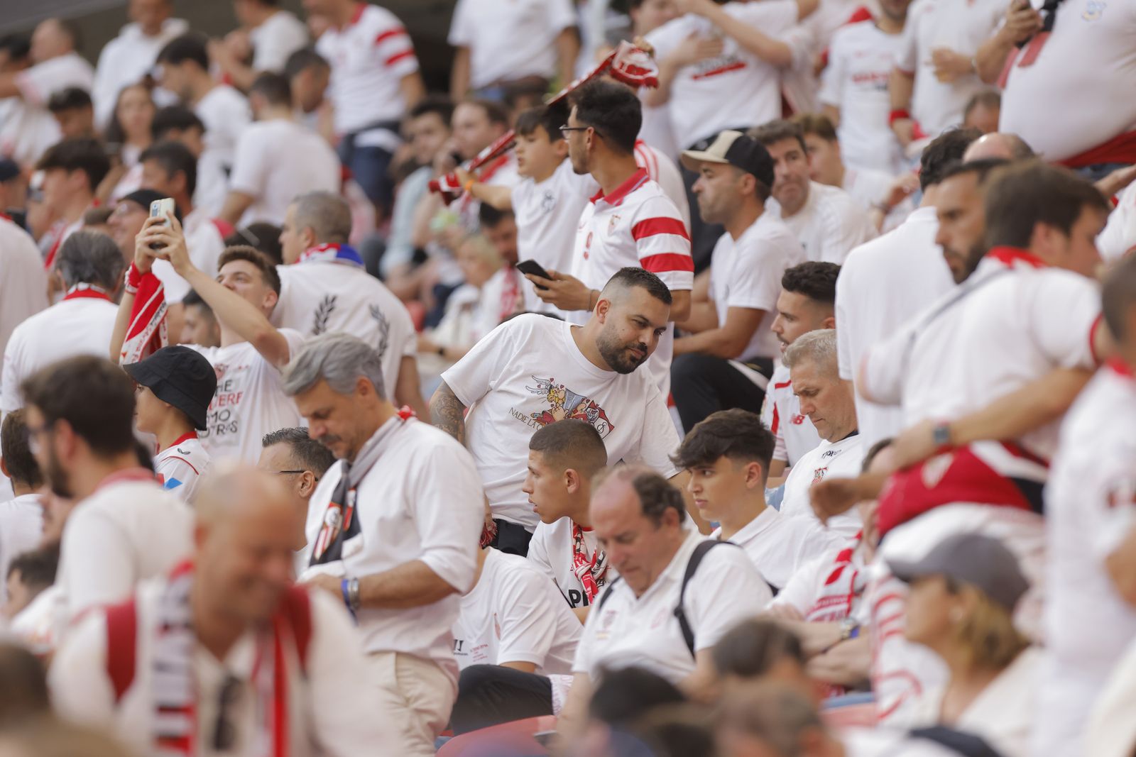 Búscate en las fotos del Sevilla-Roma