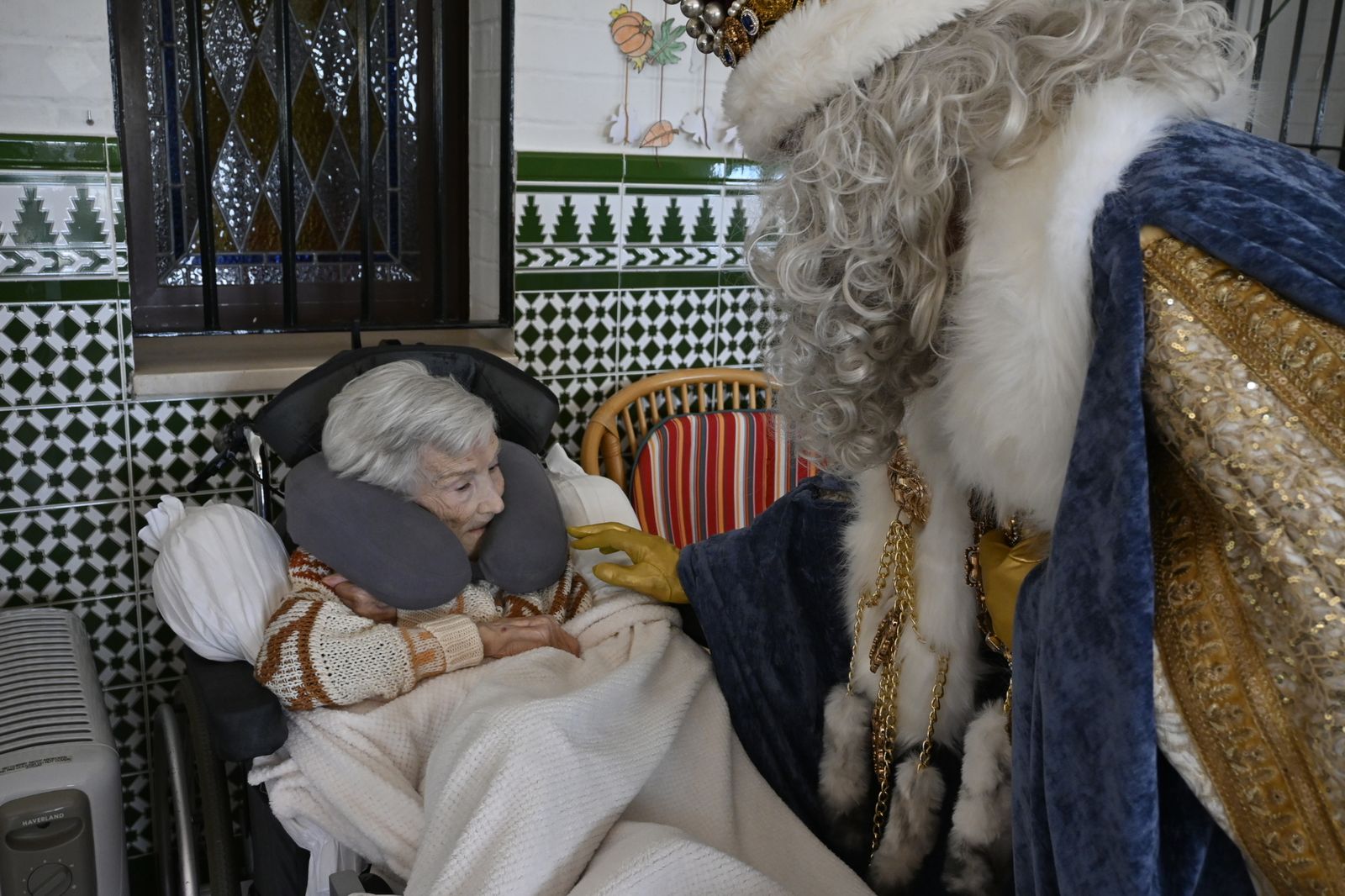 Visita de los Reyes Magos a los ancianos de los asilos de Huelva, en imágenes
