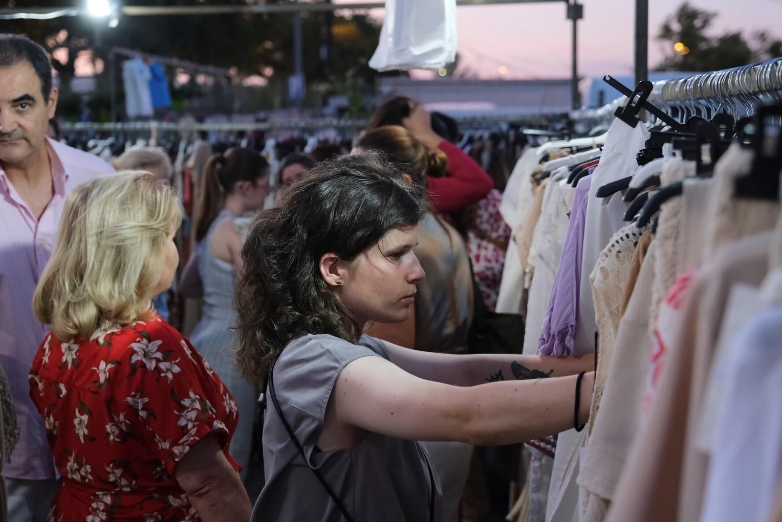 Los ambulantes celebran el primer mercadillo nocturno de El Arenal, en imágenes