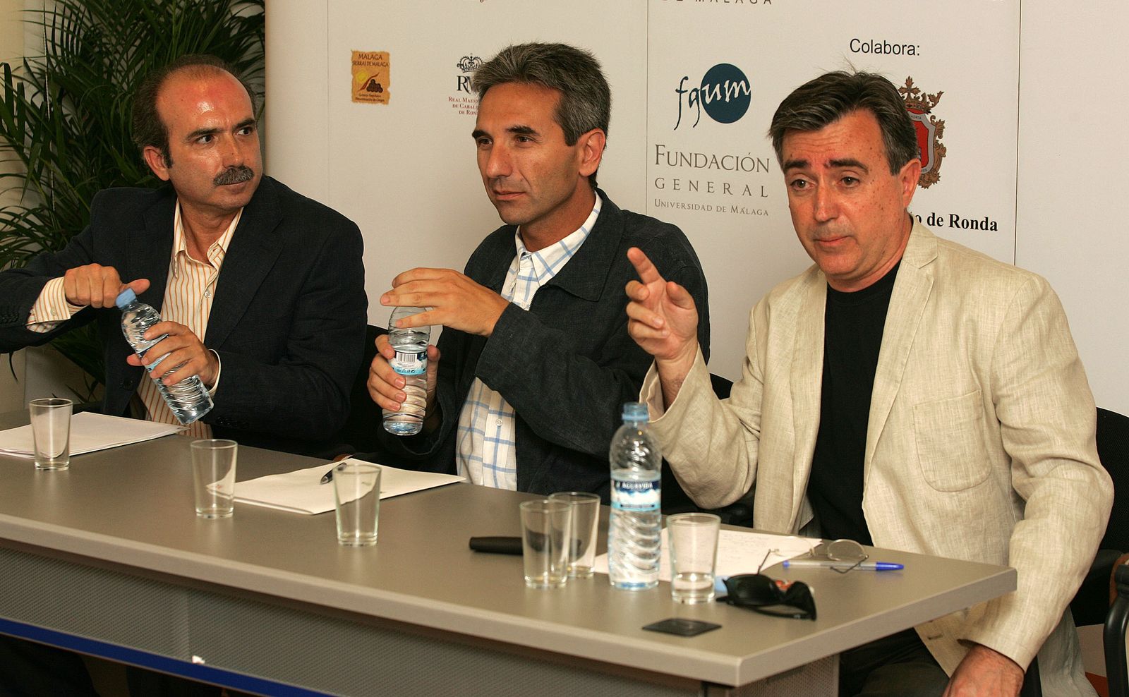 Frías, participando en una mesa redonda.