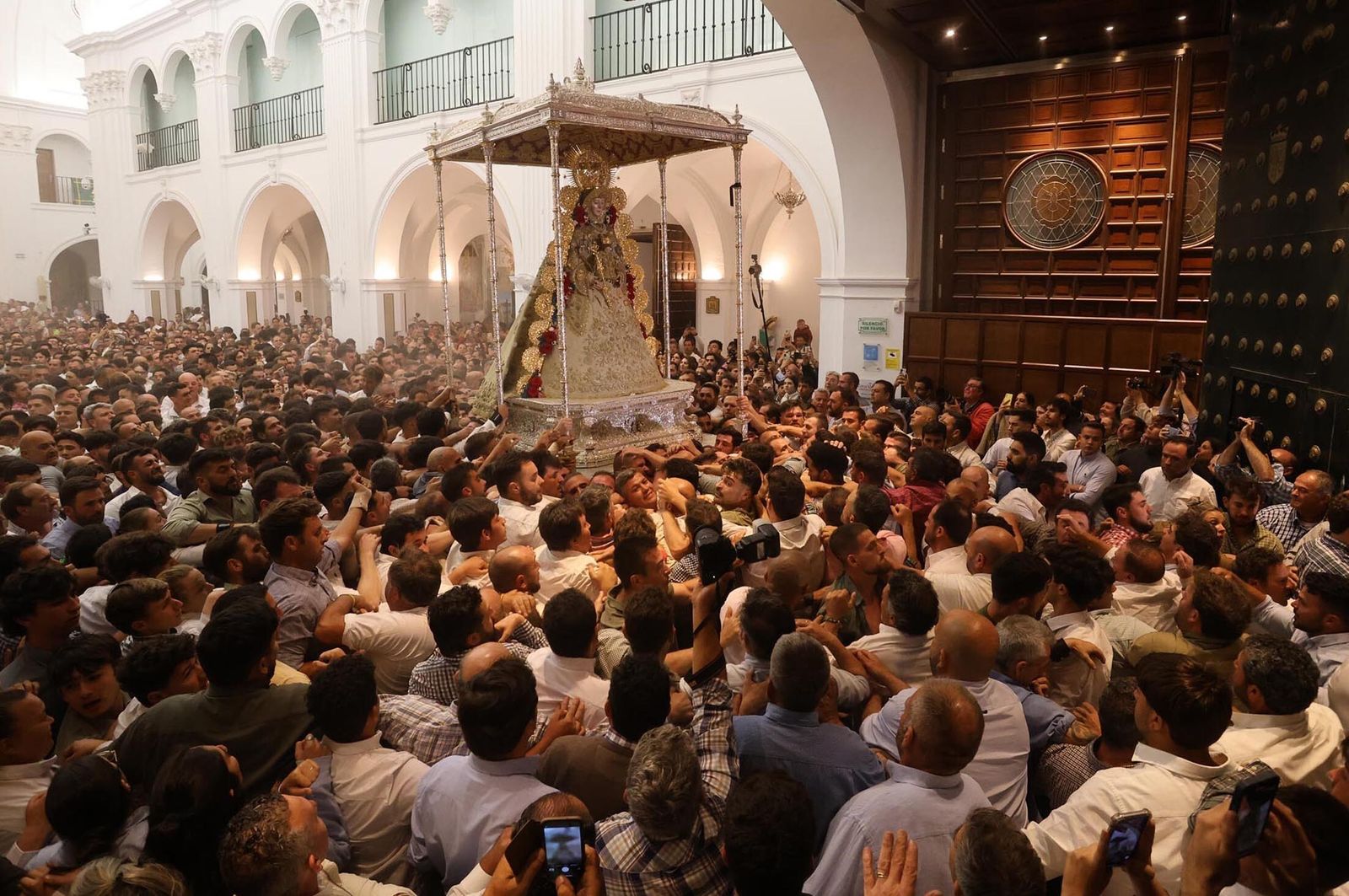 Imágenes de la procesión de la Virgen del Rocío y visita a la casa de Hermandad de Jerez
