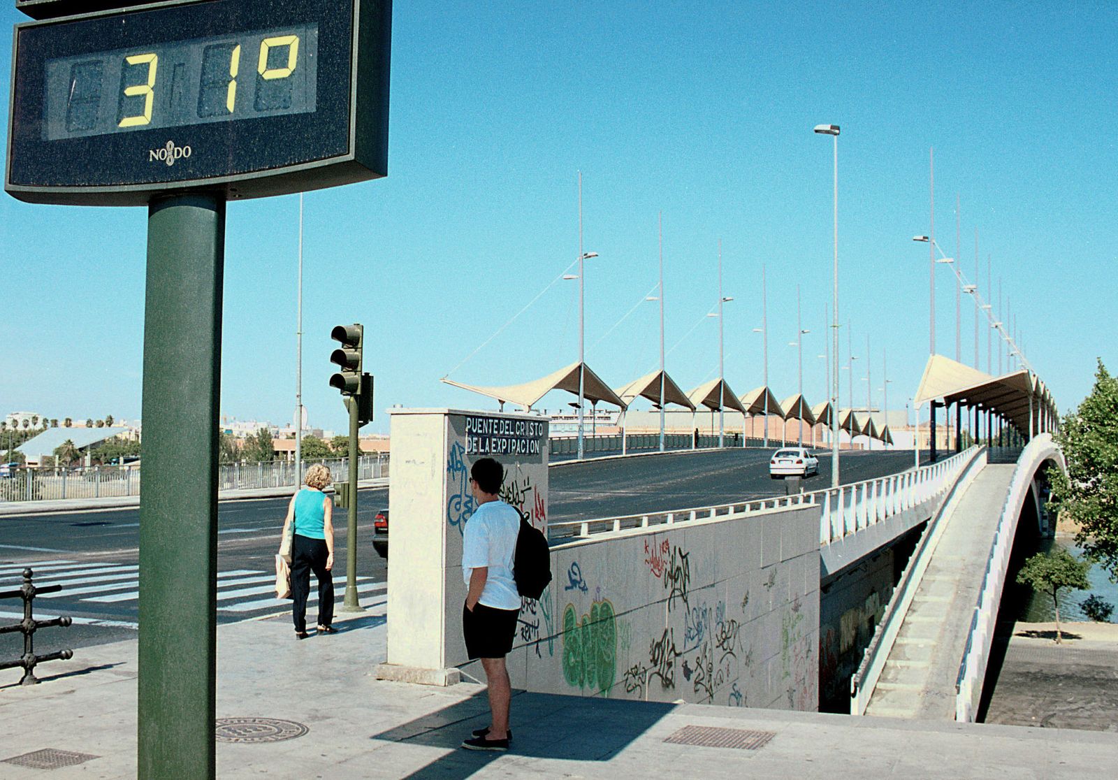 El termómetro instalado en el Puente del Cristo de la Expiración supera los 30 grados.