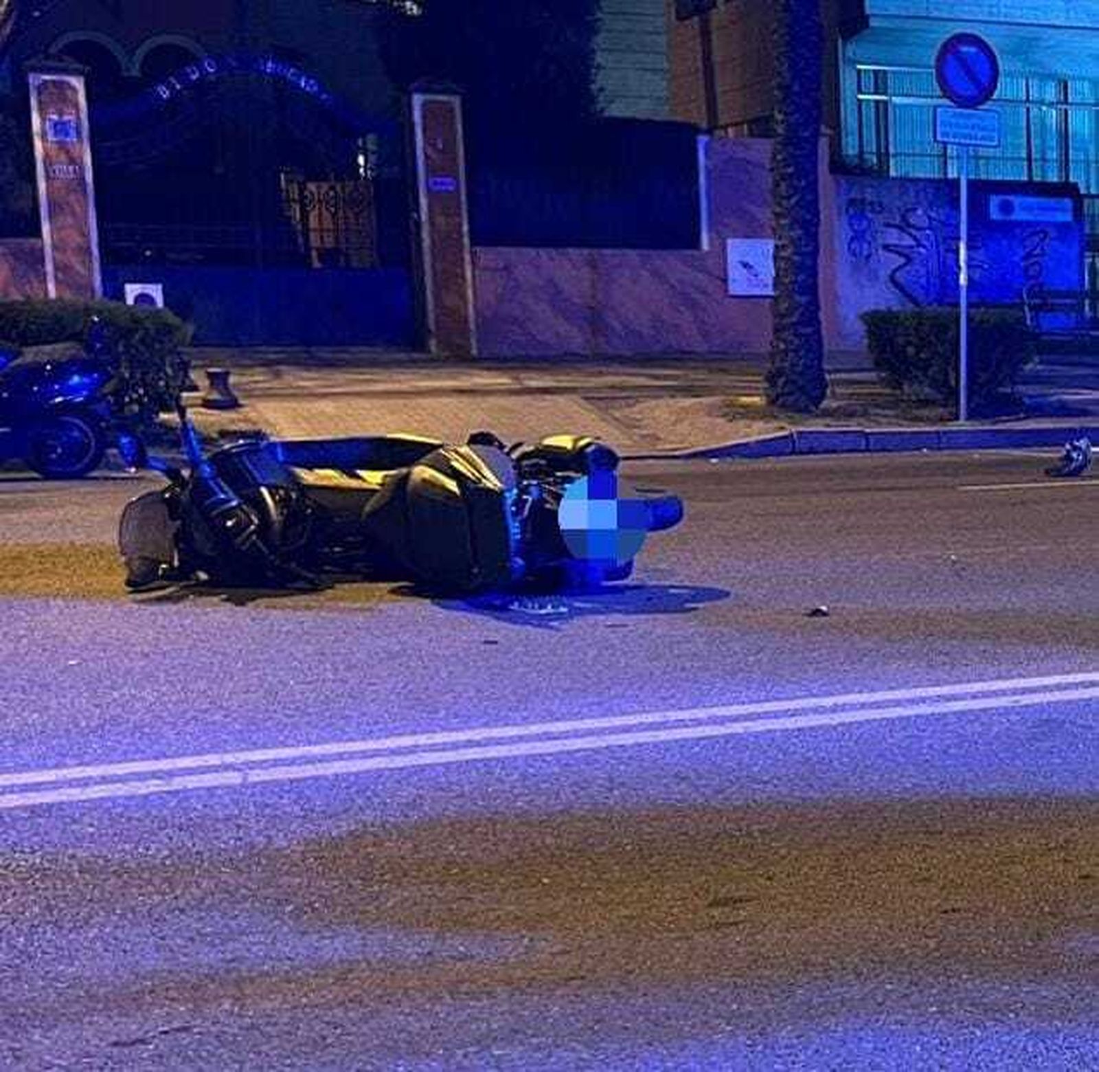 La moto de la víctima, en la avenida de la Palmera.