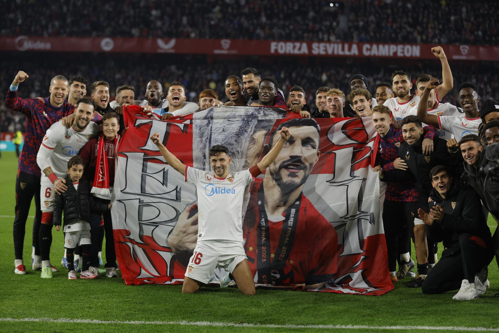 Todas las fotos de la celebración de Jesús Navas tras el partido