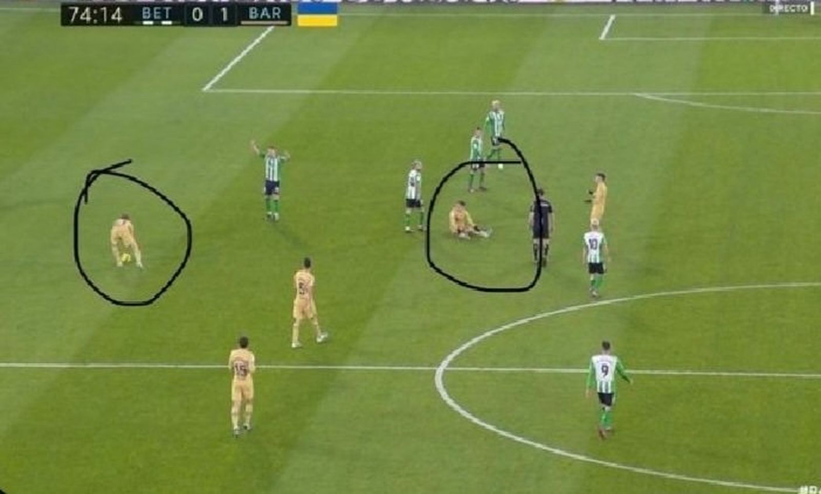 Un momento de la polémica jugada del primer gol del Barcelona.