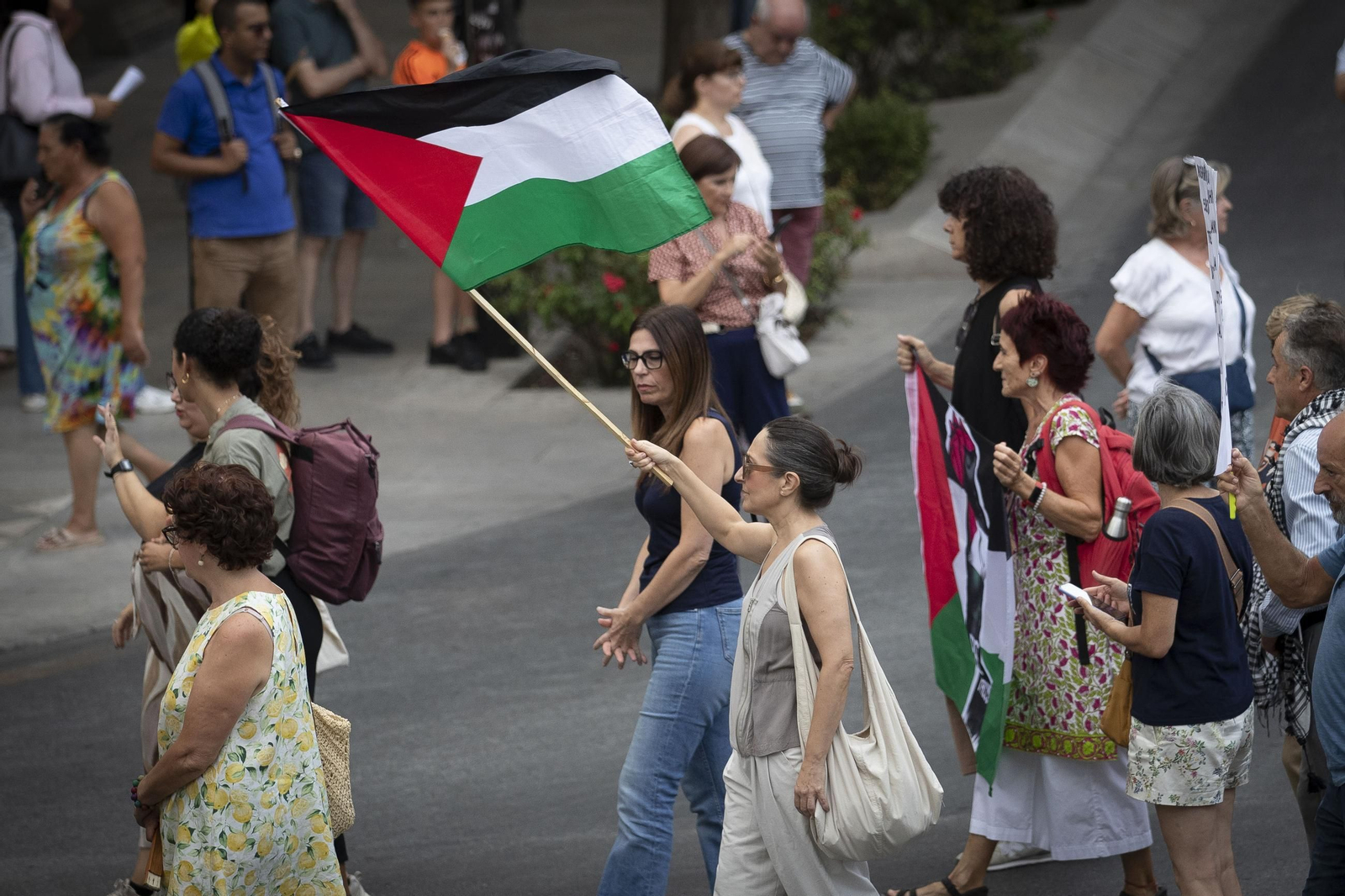 Fotos: 4.000 personas recorren el centro de Granada en una marcha contra la violencia en Gaza