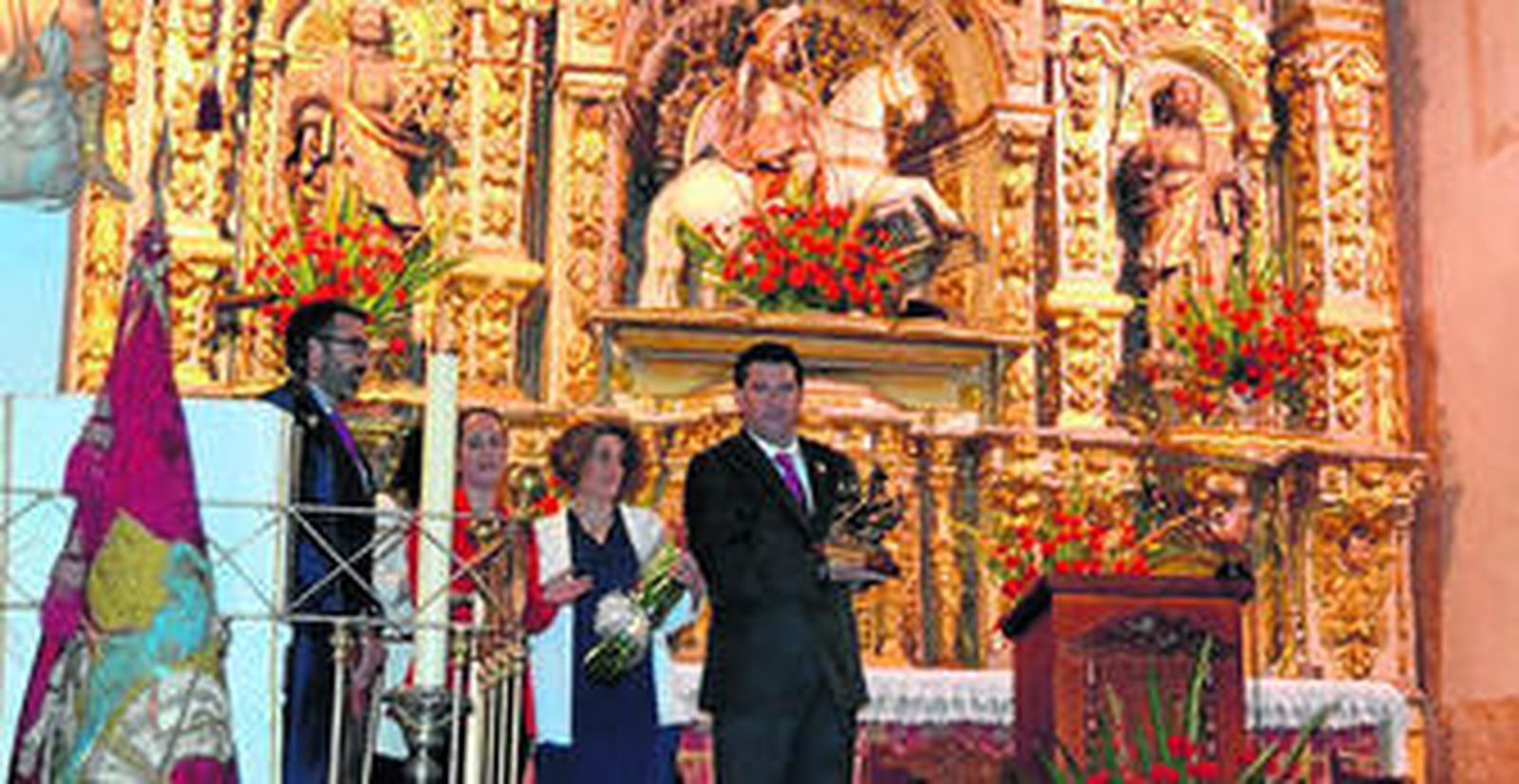 El alcalde, Javier Pizarro, hizo entrega al pregonero, Pedro Jesús Gutiérrez, una réplica del patrón alcalíno.