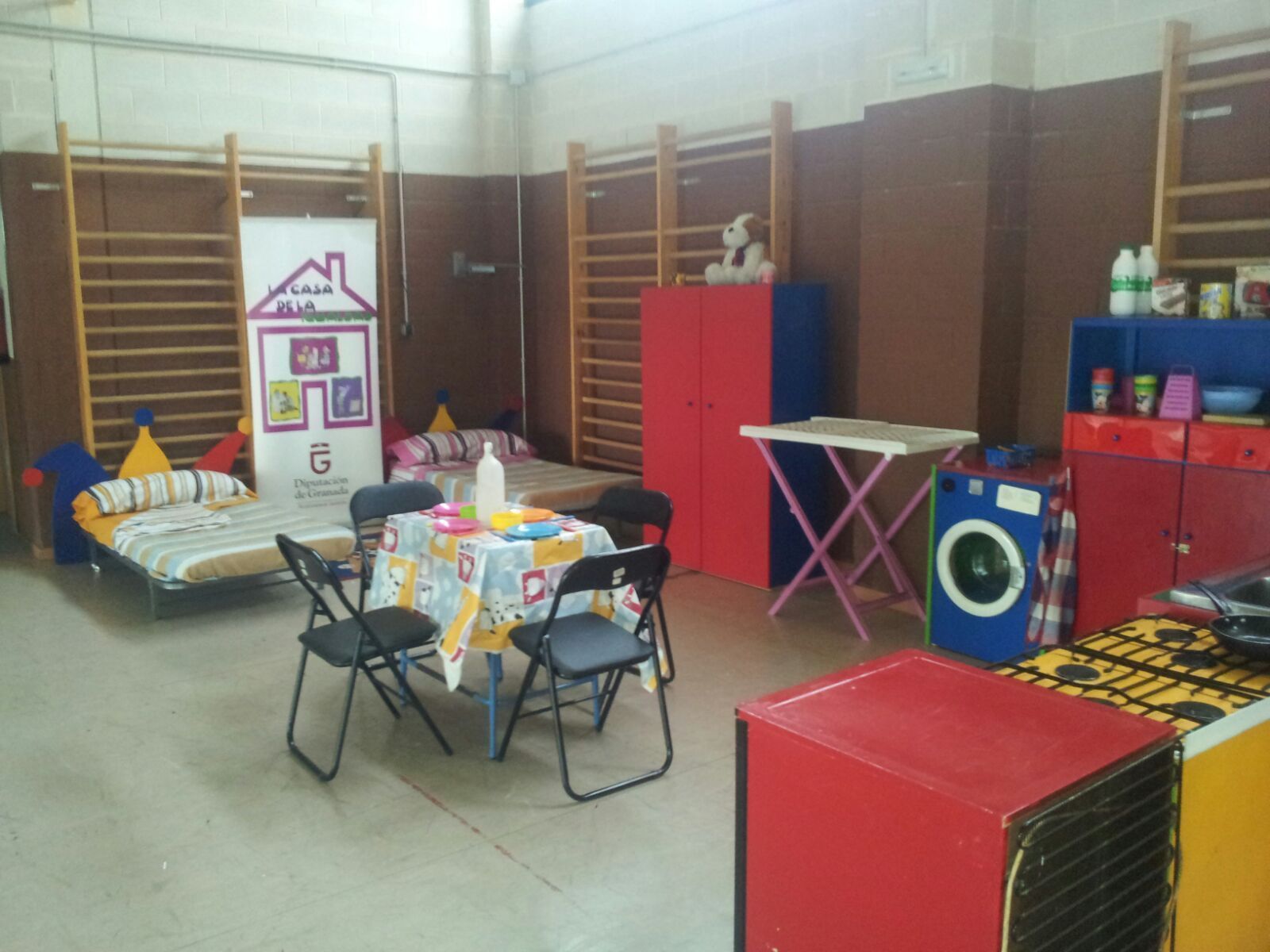 La simulación de un hogar familiar para que los más jóvenes puedan practicar las tareas cotidianas de una casa.