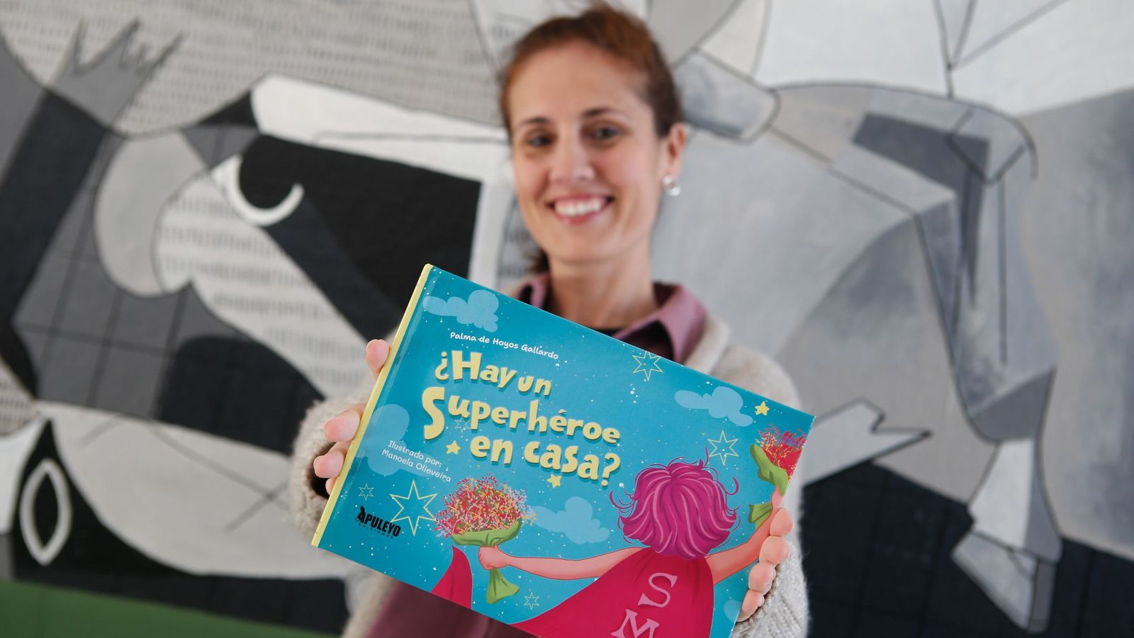 Palma Hoyos muestra uno de los ejemplares de "¿Hay un superhéroe en casa?"