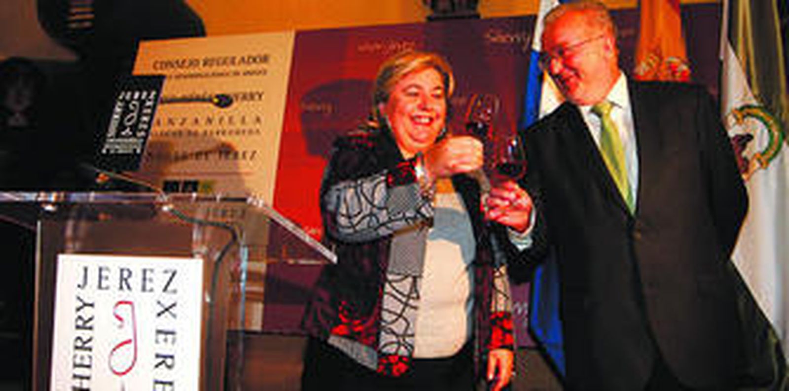 Fernández brinda en su toma de posesión como presidente del vino con la consejera de Agricultura.