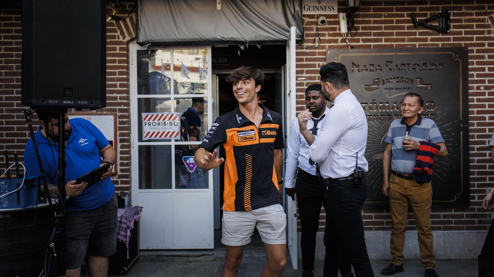 Álex Rins y Alonso López firman autógrafos en Plaza Canterbury
