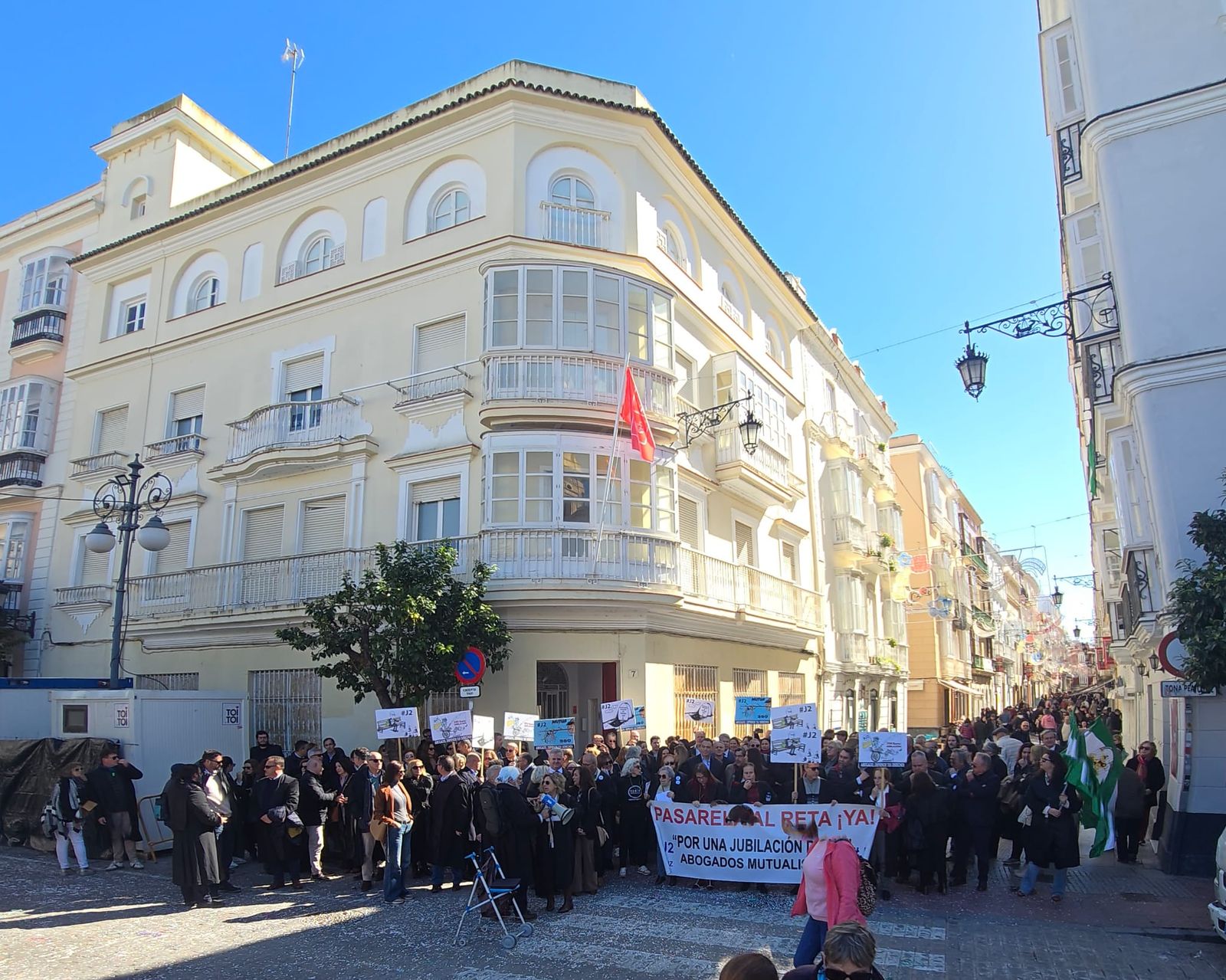 Abogados y procuradores frente a la sede del PSOE en Cádiz.