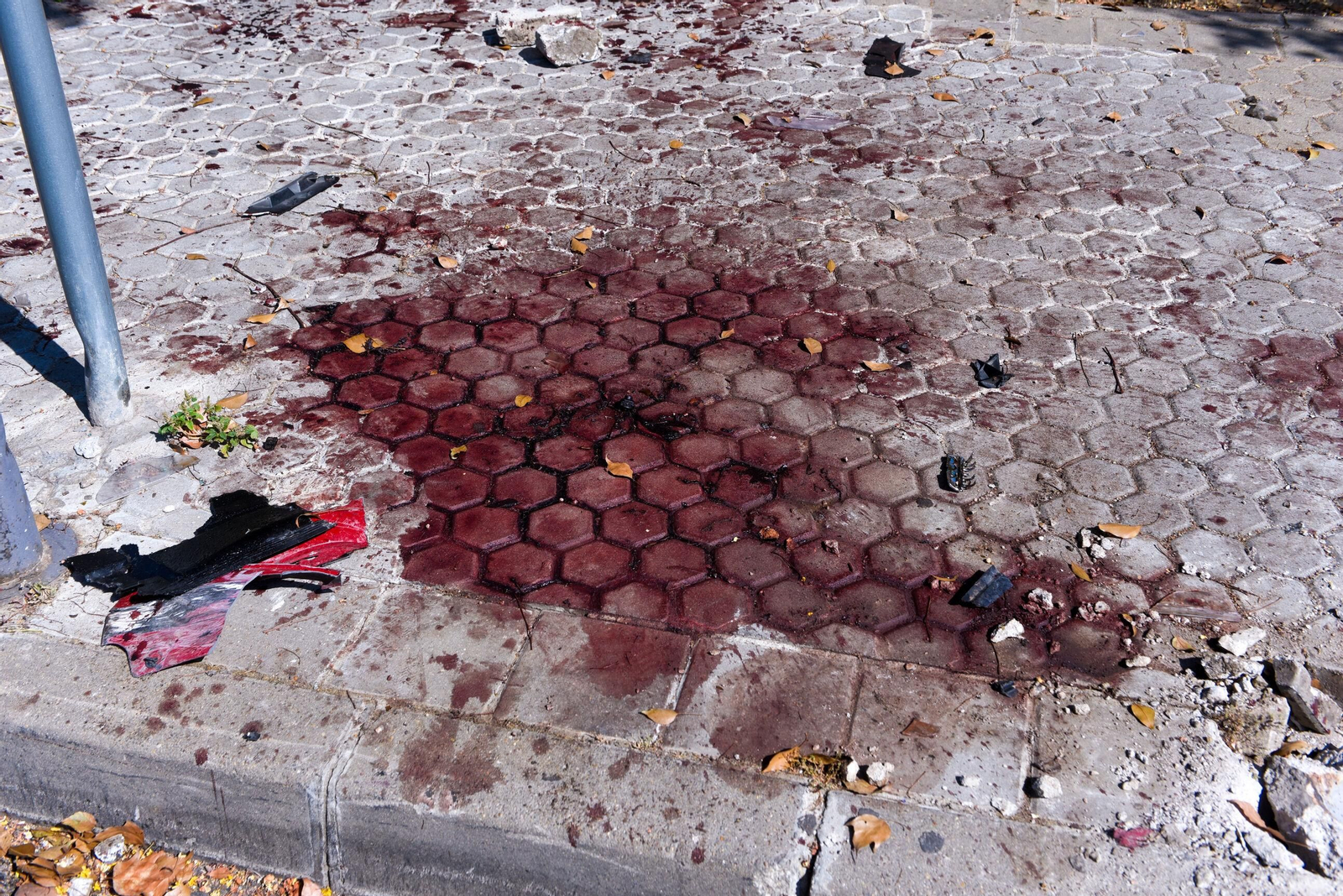 Restos de sangre en el lugar de la reyerta, en el Polígono Sur de Sevilla.