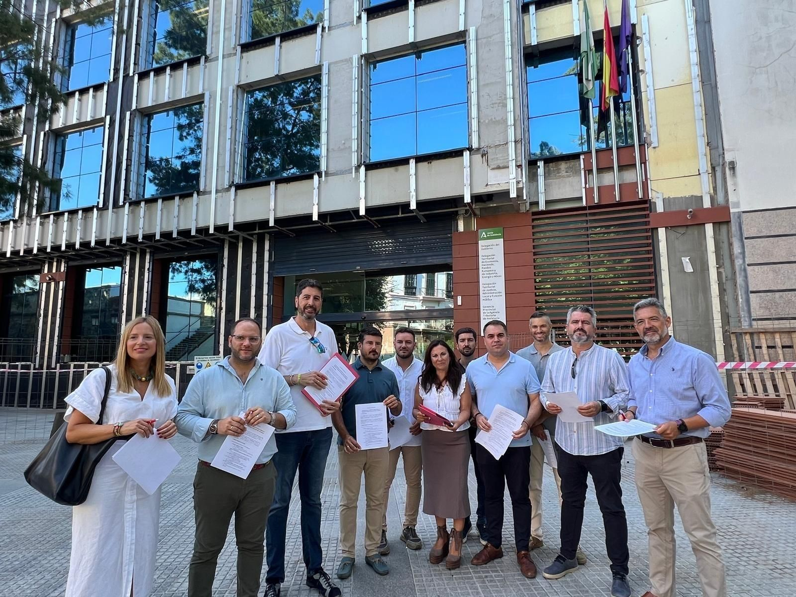 Alcaldes y portavoces del PSOE, frente a Delegación de Gobierno de la Junta en Cádiz.