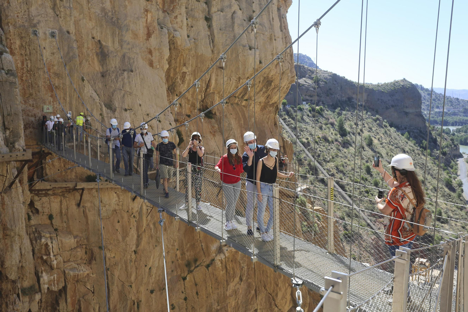 Visitantes en el puente colgante del Desfiladero de los Gaitanes, el pasado mes de junio.