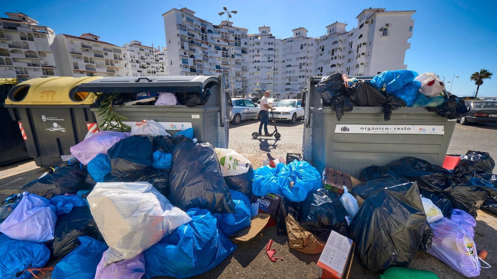 Una imagen de Valdelagrana, también con los contenedores a rebosar. Una imagen de Valdelagrana, también con los contenedores a rebosar.