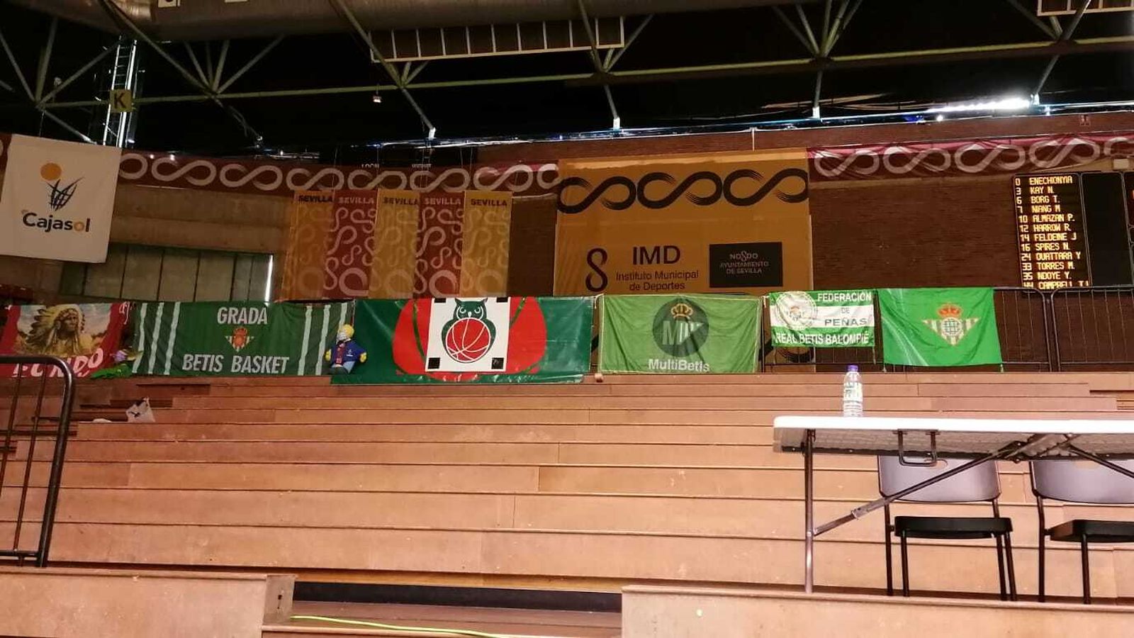 Las banderas de las peñas, en uno de los fondos.