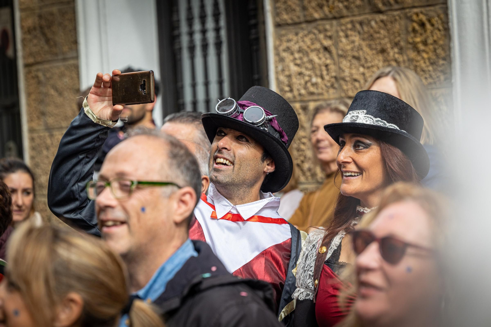 Imágenes del lunes de coros e ilegales del Carnaval de Cádiz 2023