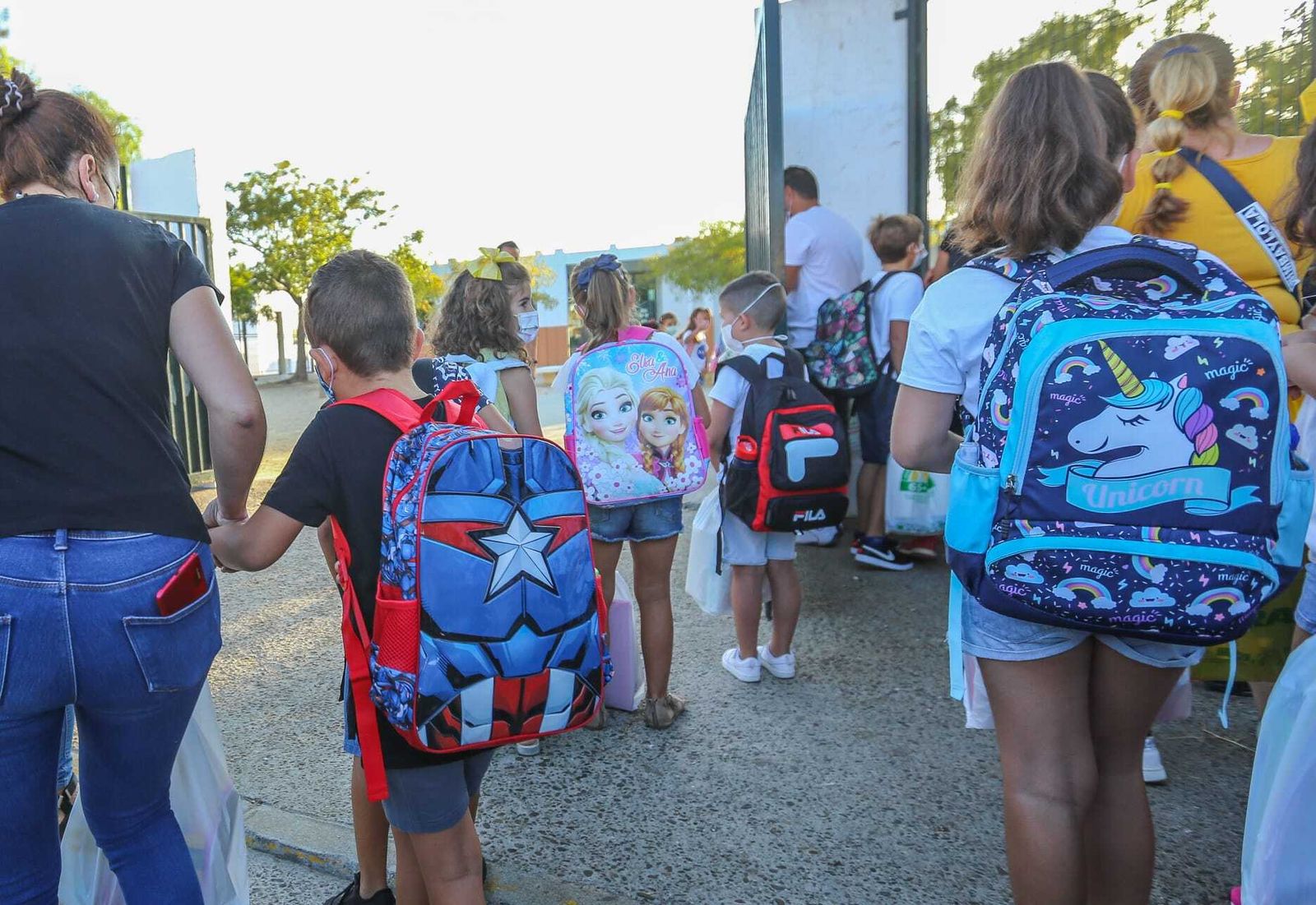 Escolares entrando en uno de los colegios de la localidad, en una imagen del inicio del curso.