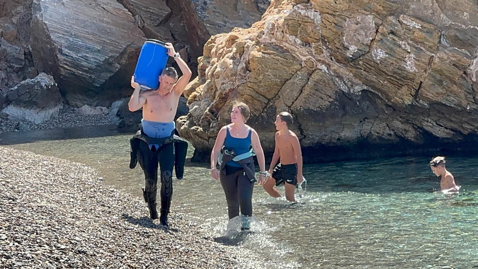 Transportando las puestas de calamar que han sido reintroducidas en el medio marino