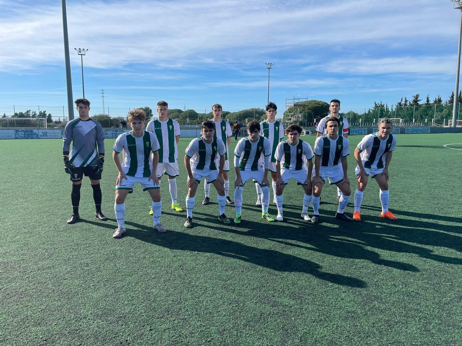 Los jugadores blanquiverdes posan antes del duelo en la Ciudad Deportiva El Rosal.
