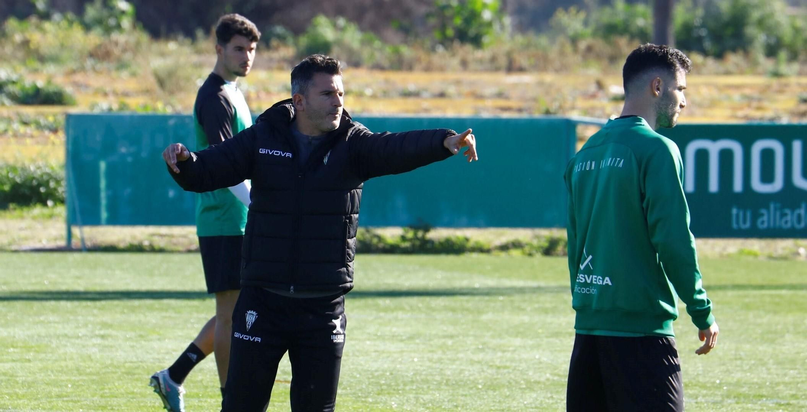 Iván Ania, técnico del Córdoba CF, ordena a sus jugadores en un entrenamiento.
