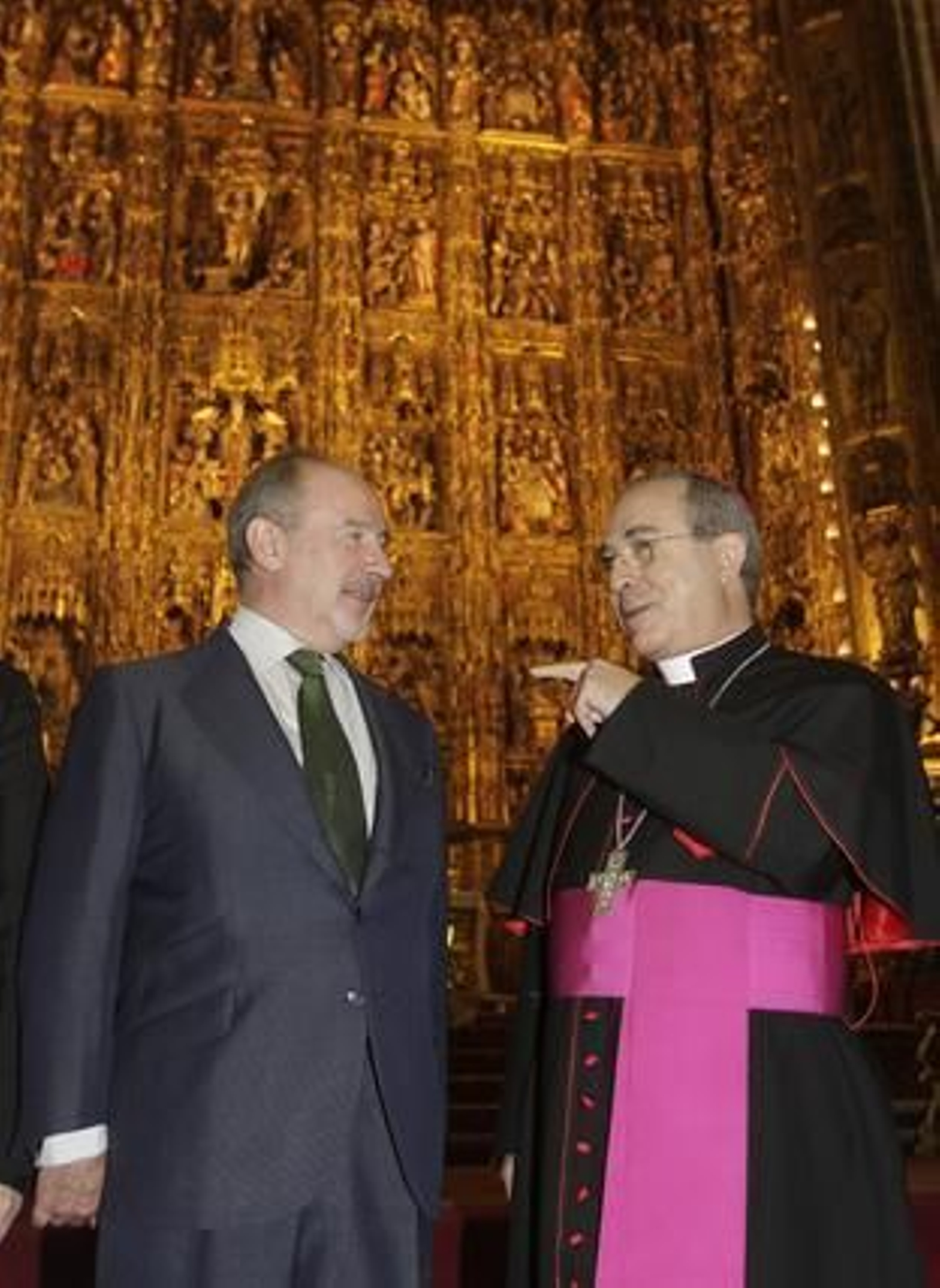 Rodrigo Rato y el Arzobispo, Juan José Asenjo, en la inauguración de la exposición "Aedificare, Evangelizare, Servare. Cinco siglos de arquitectura en la Catedral de Sevilla".

Foto: Jos?ngel Garc?