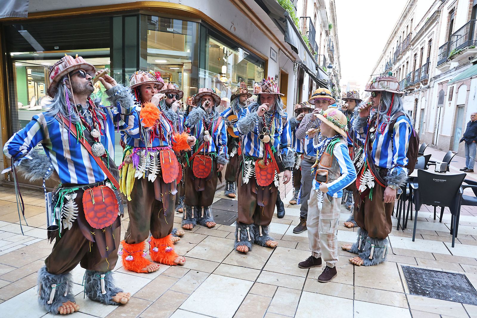 Las agrupaciones del Carnaval Colombino toman las calles del centro de Huelva