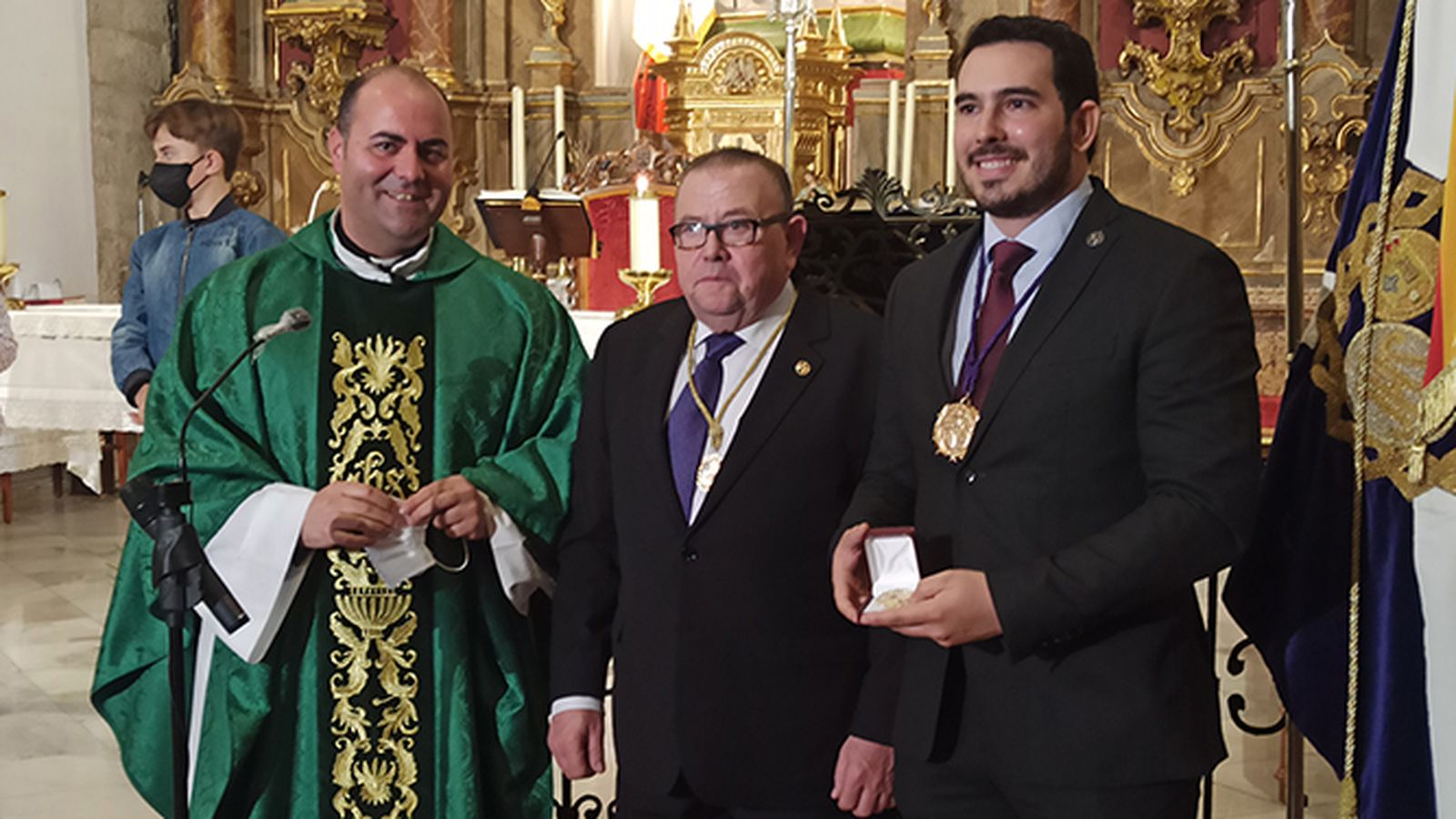 Antonio Tejero, párroco de Santiago; Antonio Díaz, presidente de la Agrupación de Cofradías de Lucena; y Ángel del Espino, hermano mayor de la Cofradía del Caído.