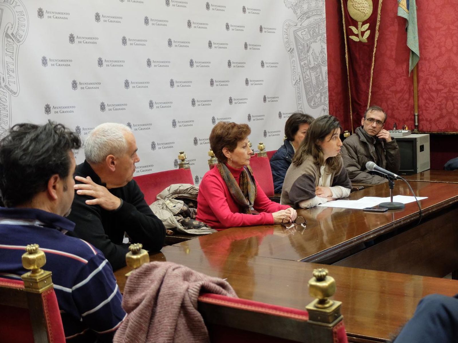Los vecinos y Marta Gutiérrez ayer en rueda de prensa.