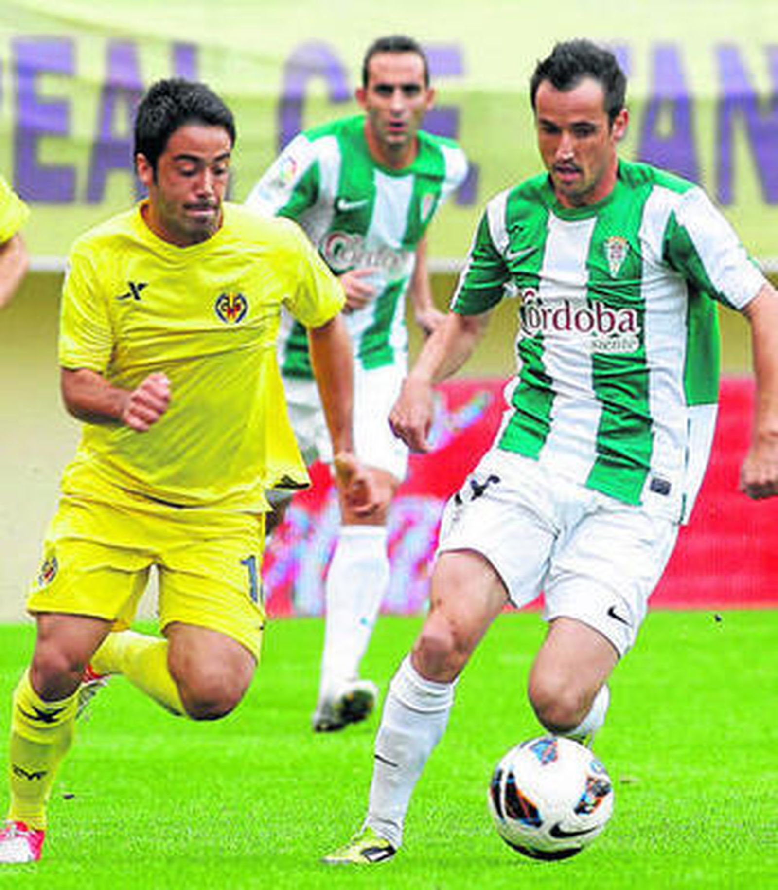 Jaume Costa (i) y López Silva corren tras el esférico.