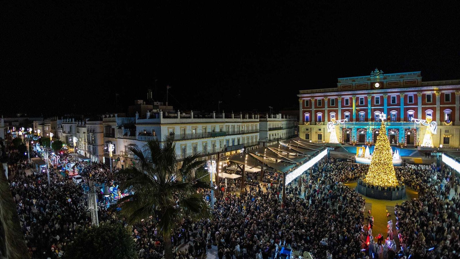 Llegada de la Cabalgata de Reyes a la plaza del Rey de San Fernando.