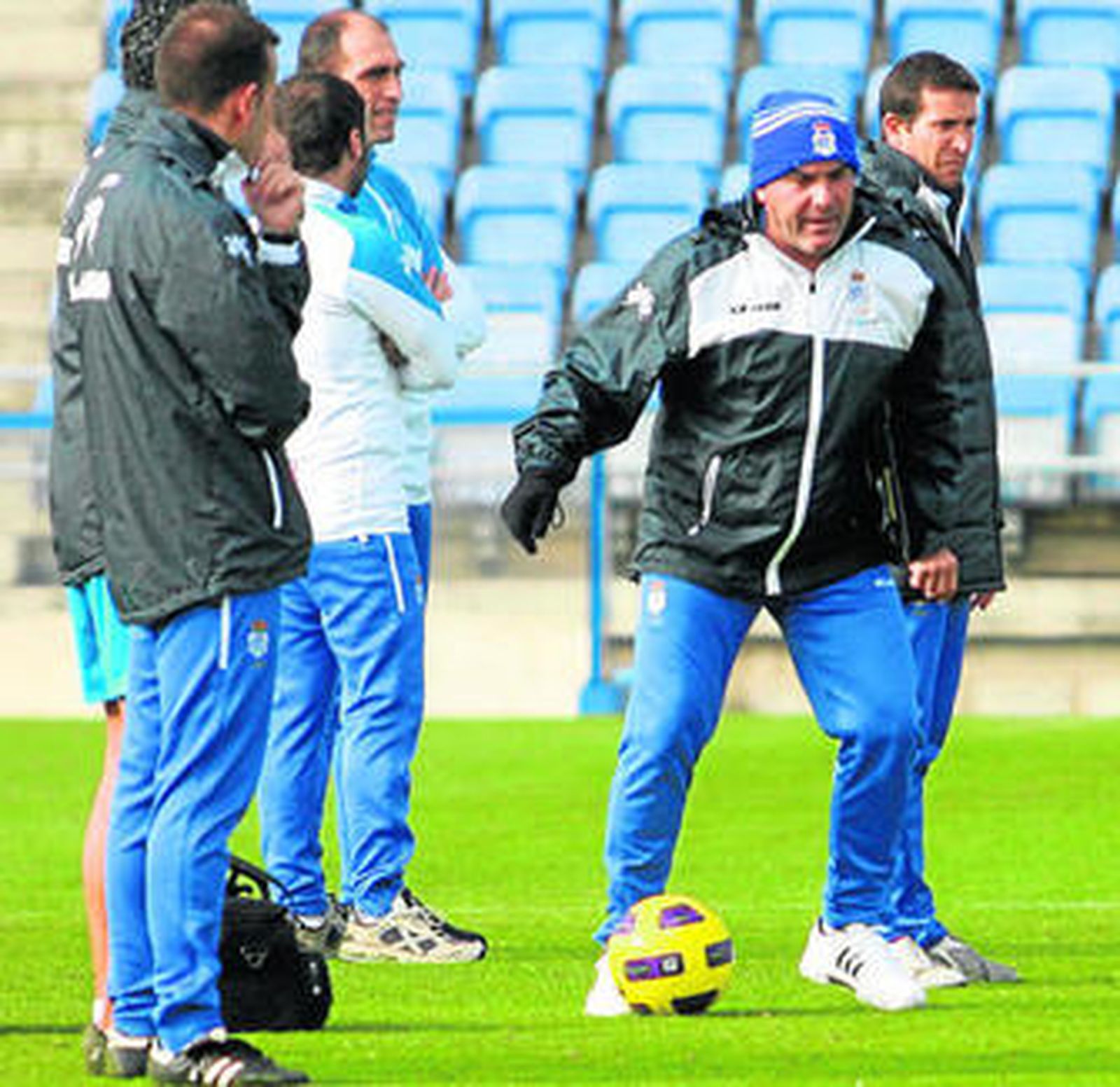 Carlos Ríos da instrucciones a sus hombres durante la sesión de ayer en el Nuevo Colombino.