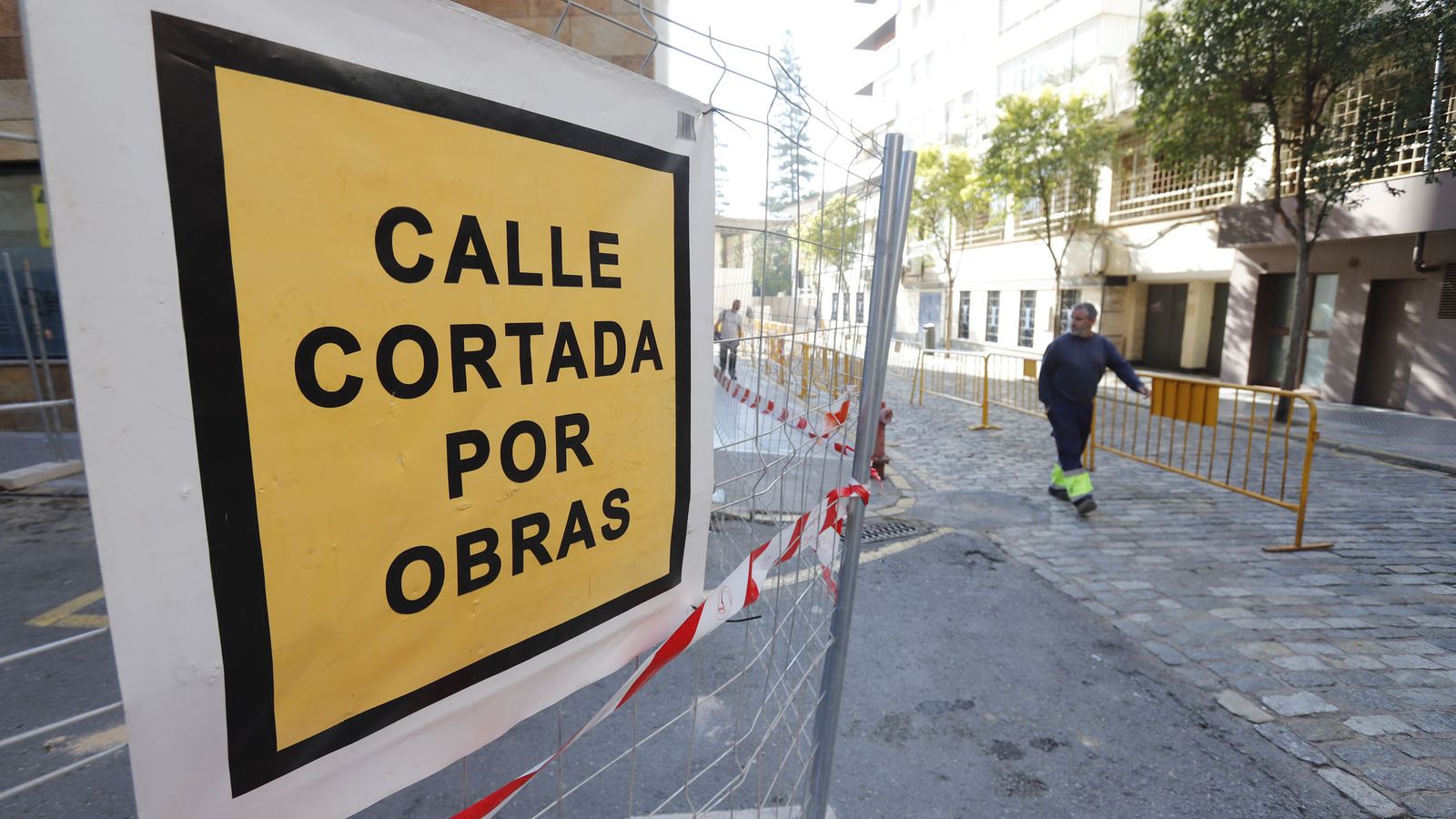 Obras en una calle de la capital onubense.