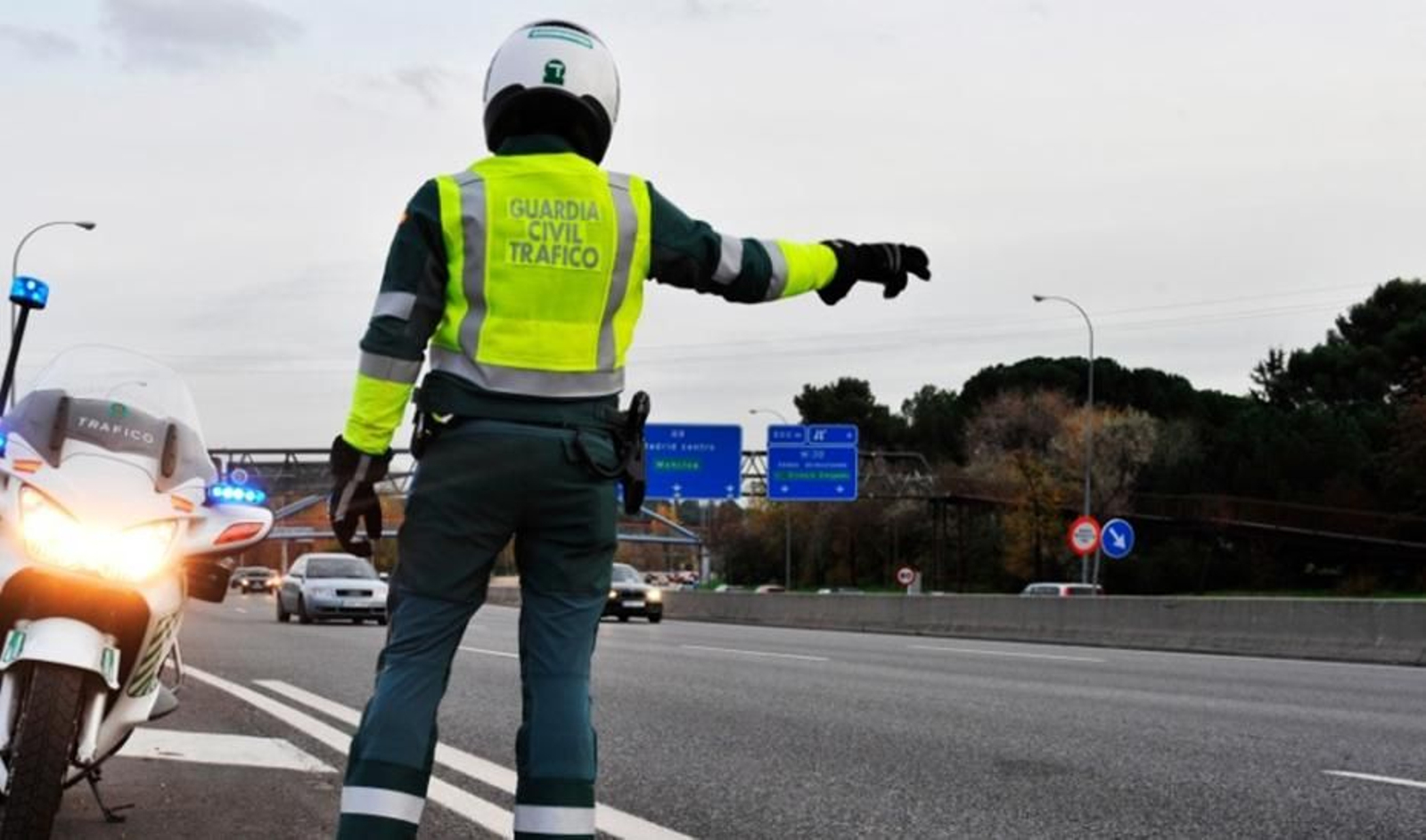Un agente de la Guardia Civil de Tráfico. Un agente de la Guardia Civil de Tráfico.