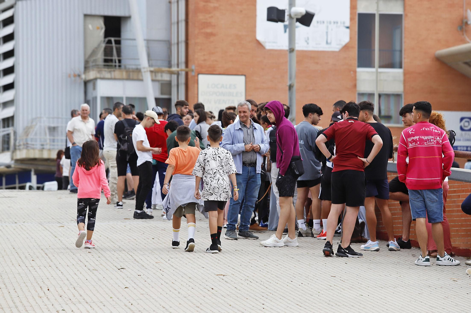 Largas colas para comprar las últimas entradas de la final del Recreativo de Huelva