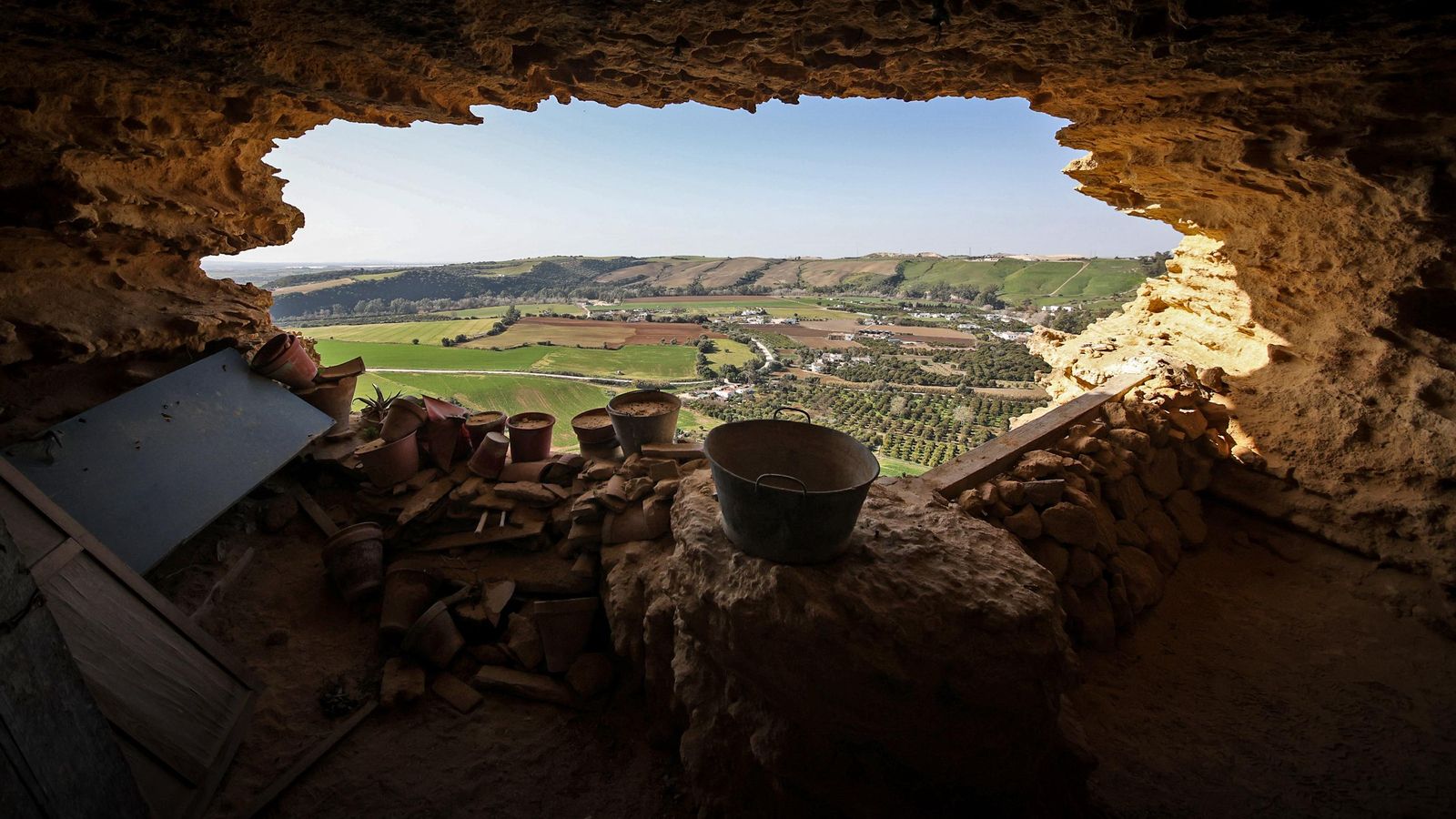 La casa cueva finaliza en un inmenso agujero abierto en la Peña, desde donde se ven las vistas. La casa cueva finaliza en un inmenso agujero abierto en la Peña, desde donde se ven las vistas.