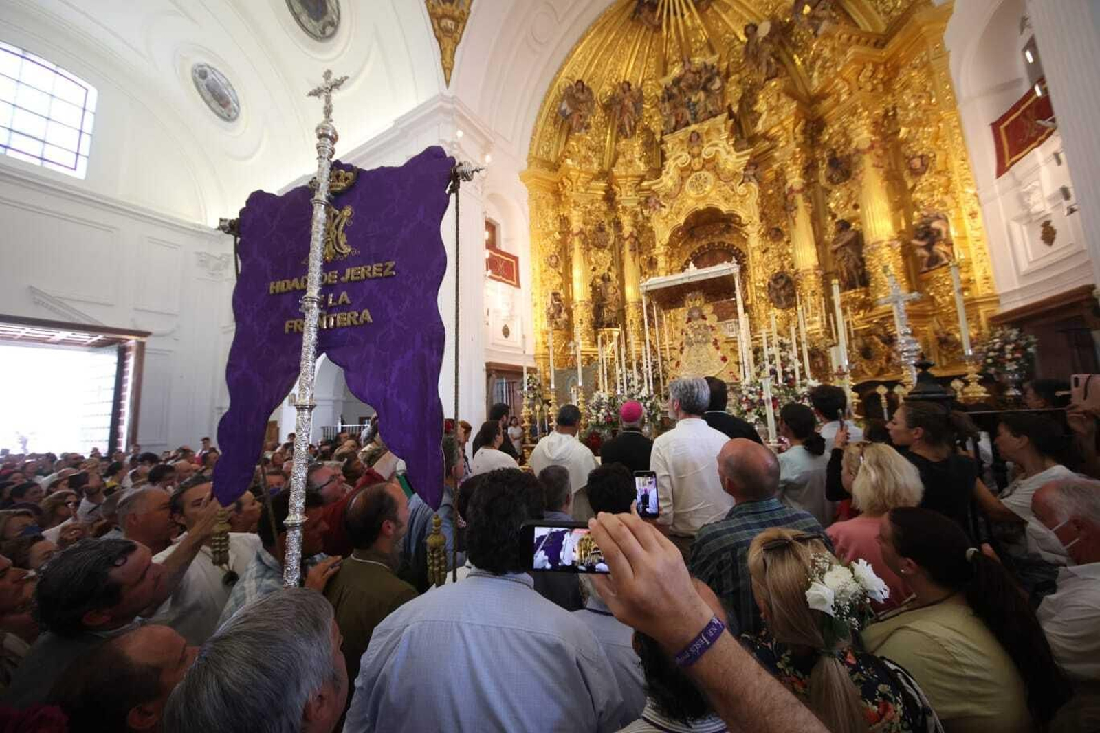 El Simpecado de Jerez a los pies de la Virgen del Rocío