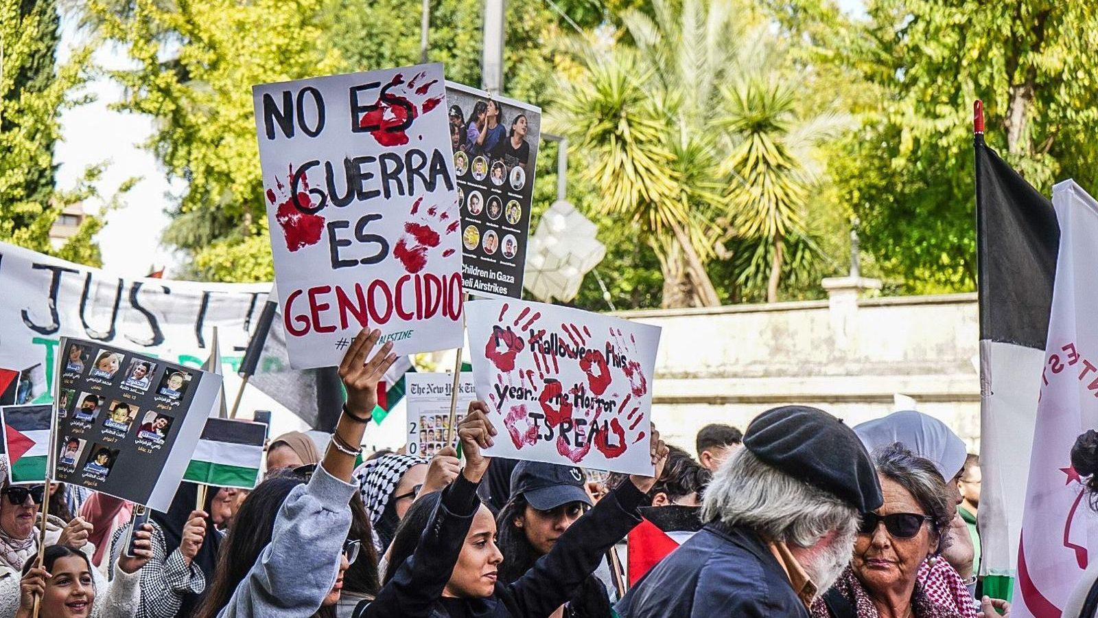 Algunos de los carteles pidiendo el cese de la guerra