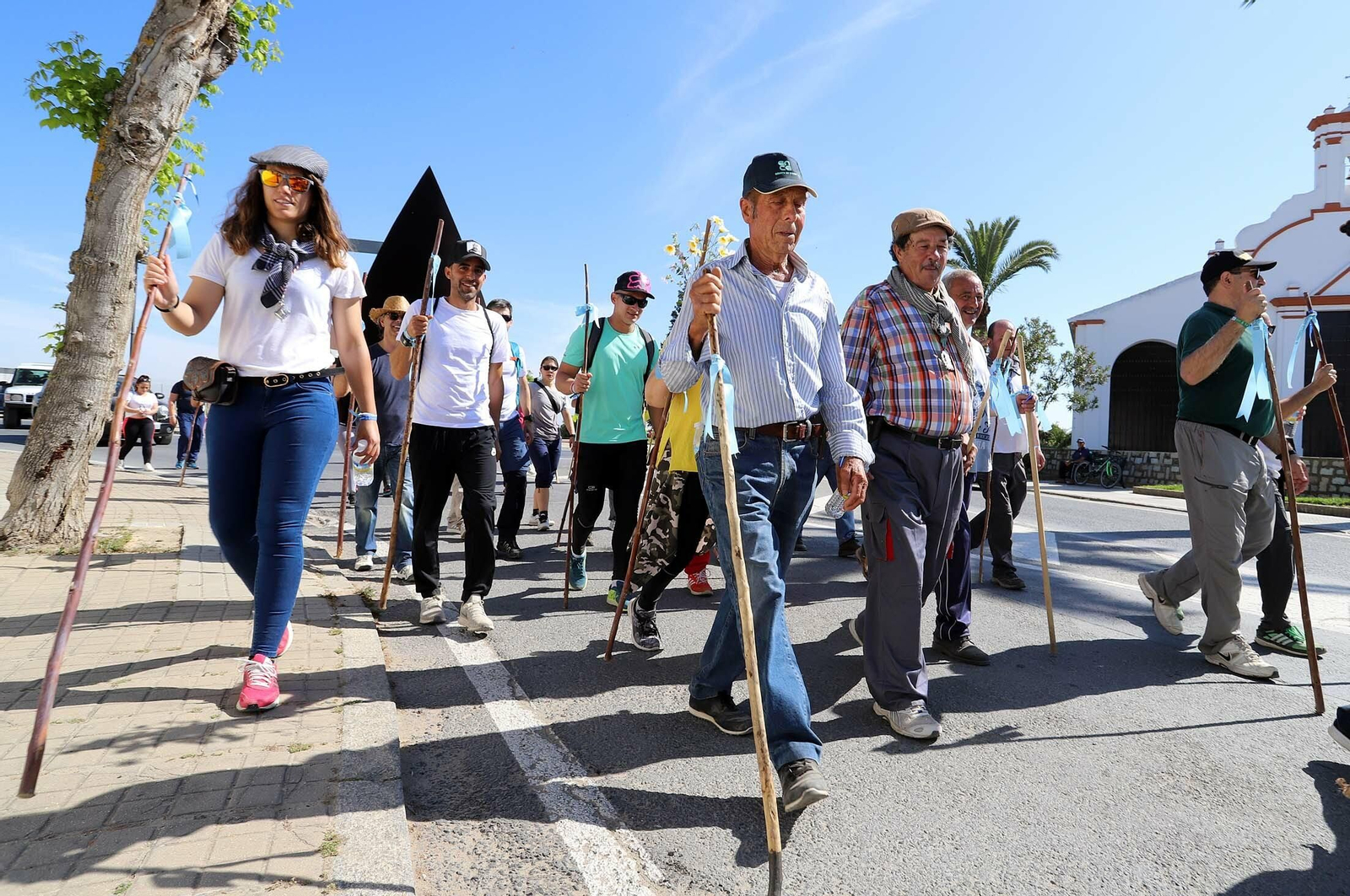 Imágenes de los presos de la cárcel de Huelva en su camino hacia El Rocío