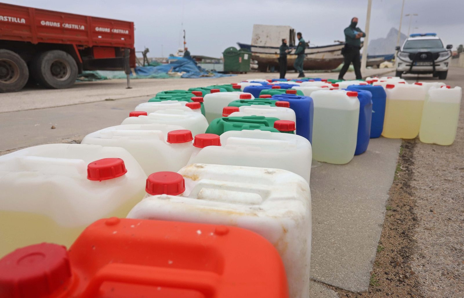 Petacas de gasolina decomisadas por la Guardia Civil en La Línea.