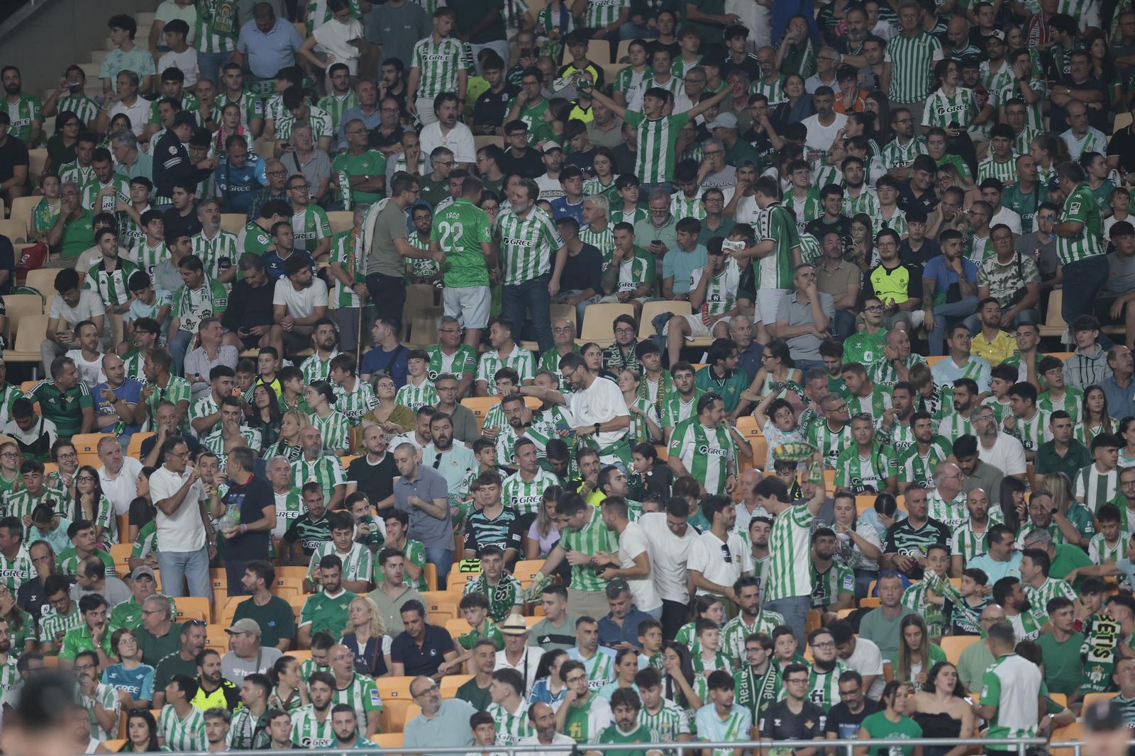 Búscate en las fotos del Betis - Nottingham Forest