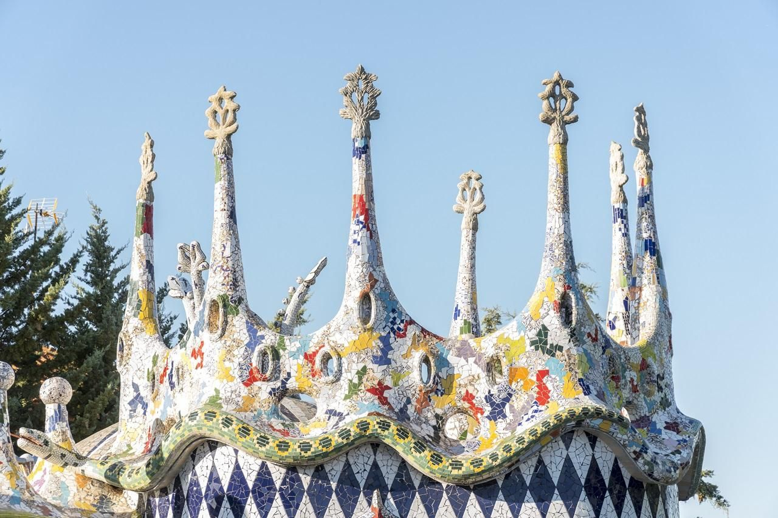 El bello castillo modernista al estilo "Gaudí" que podrás visitar a un salto de Huelva: "Una joya arquitectónica"