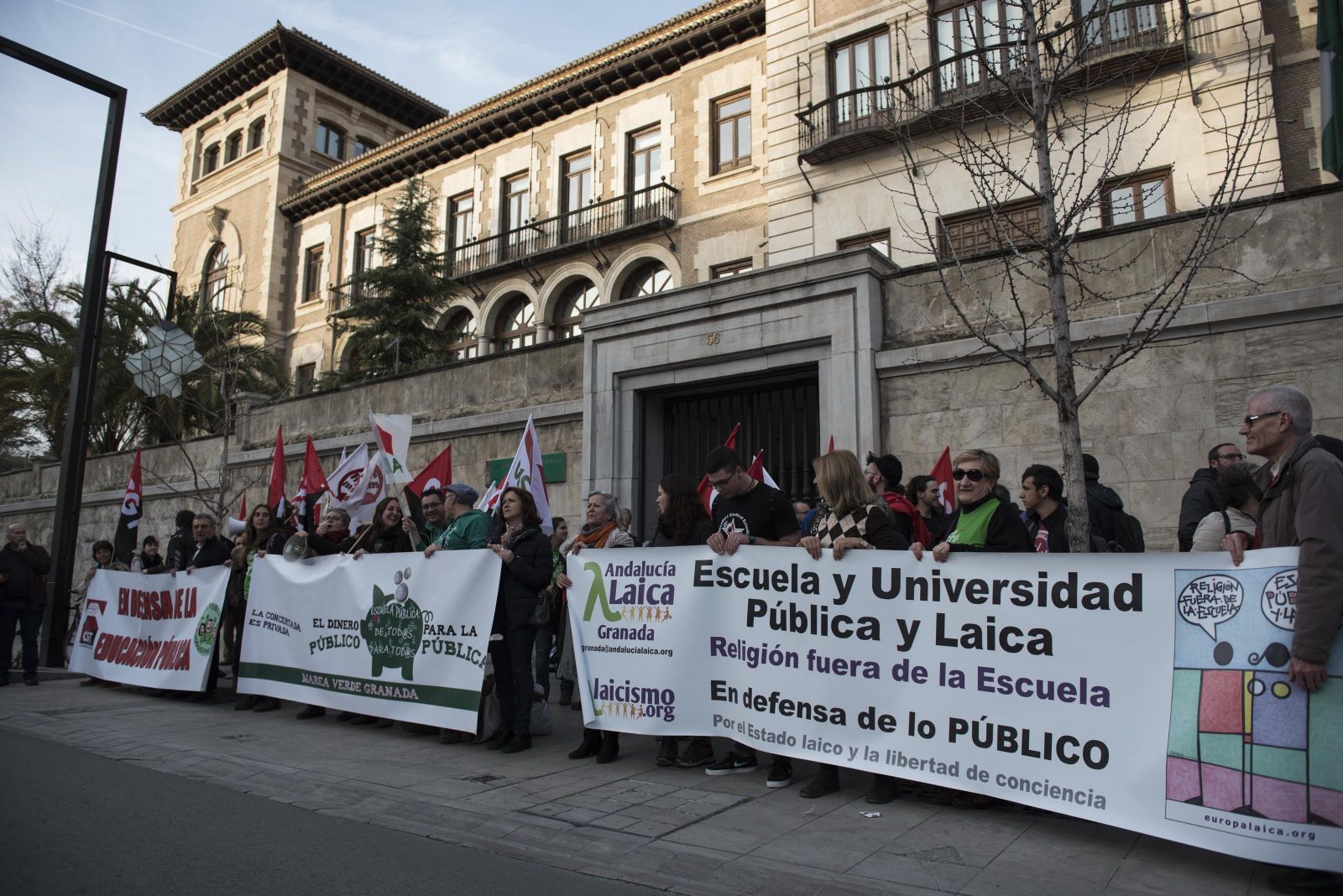 Concentración, ayer, frente a la Delegación de Educación.