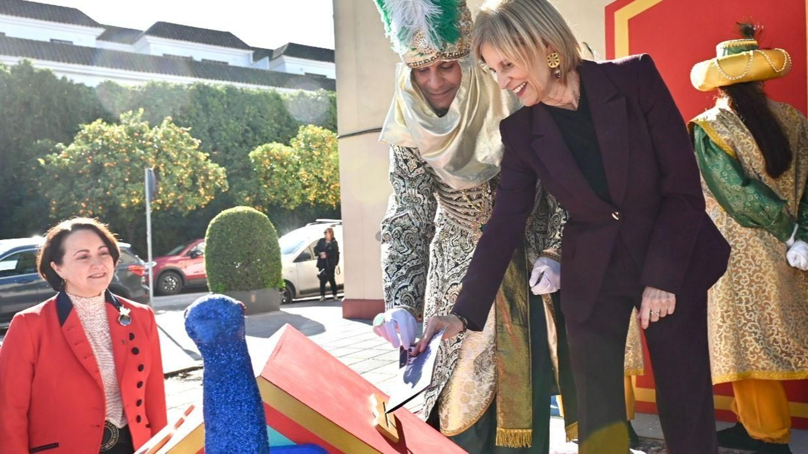 La alcaldesa, durante su visita a la Plaza de la Merced.