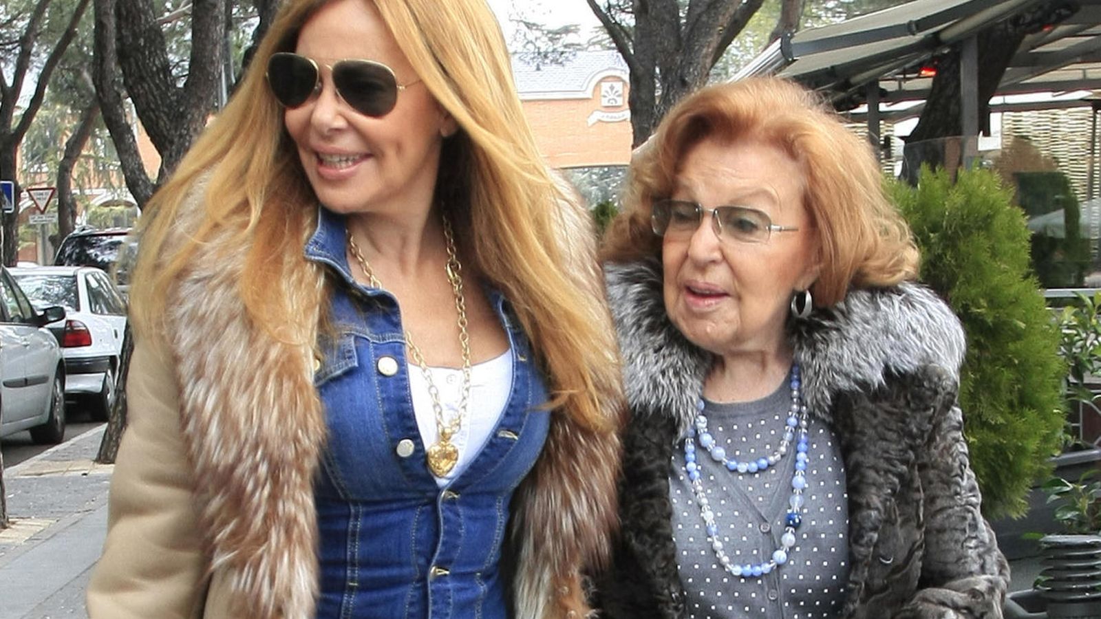 Ana Obregón paseando con su madre antes de fallecer el pasado mayo.