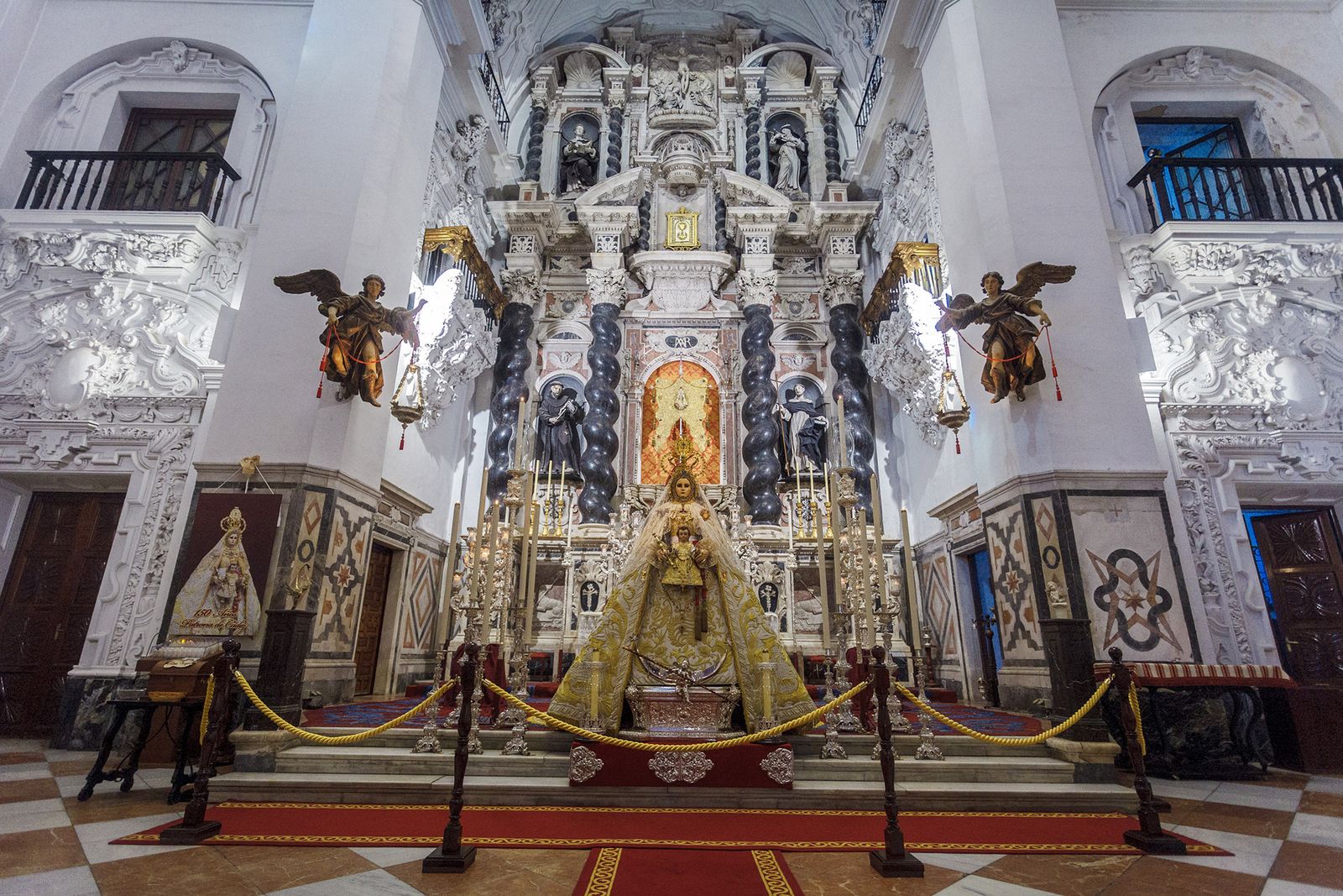 Imagen de la iglesia de Santo Domingo, con la Virgen del Rosario a los pies del altar mayor.