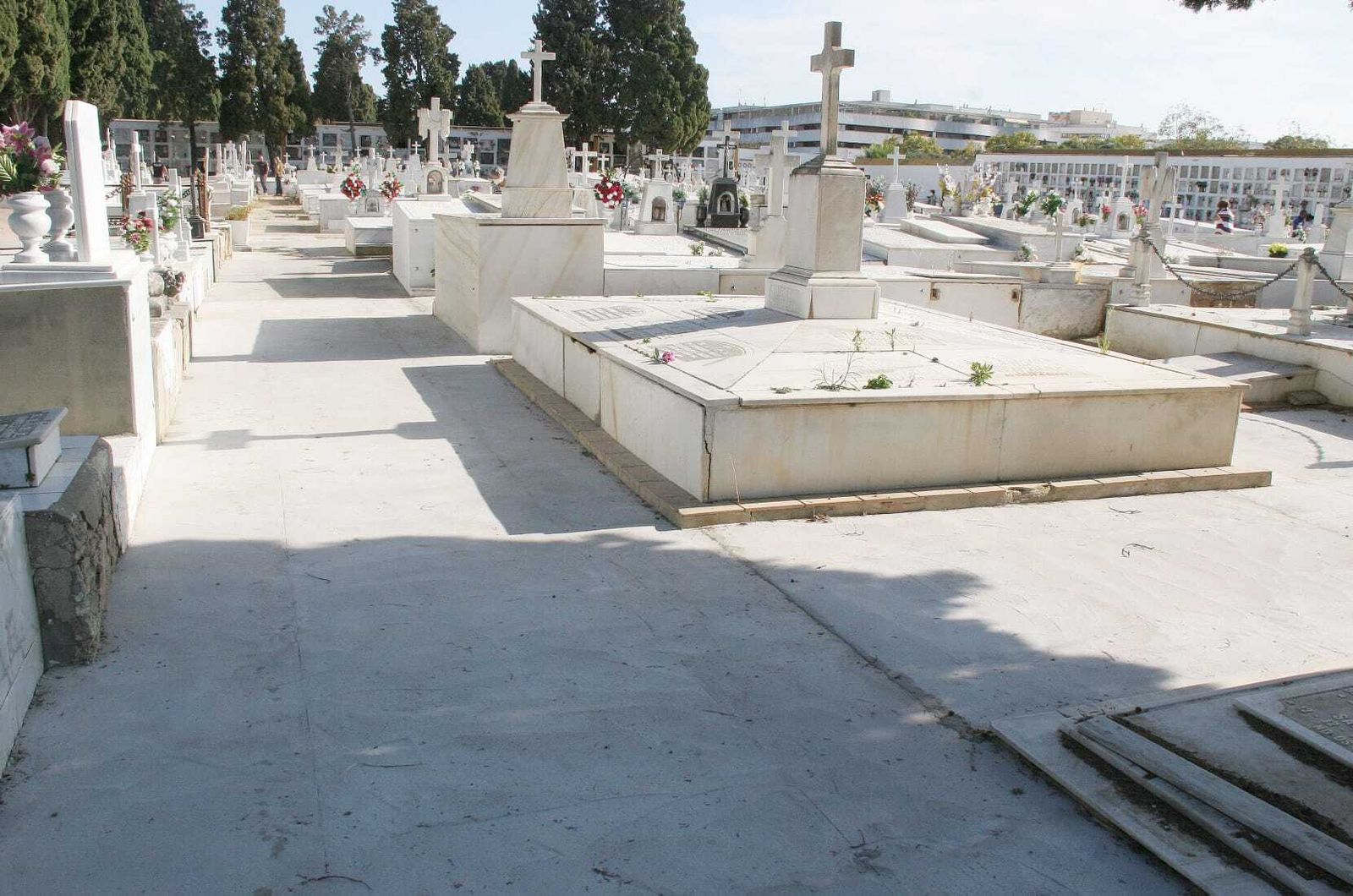 El cementerio se prepara para el Día de Todos los Santos